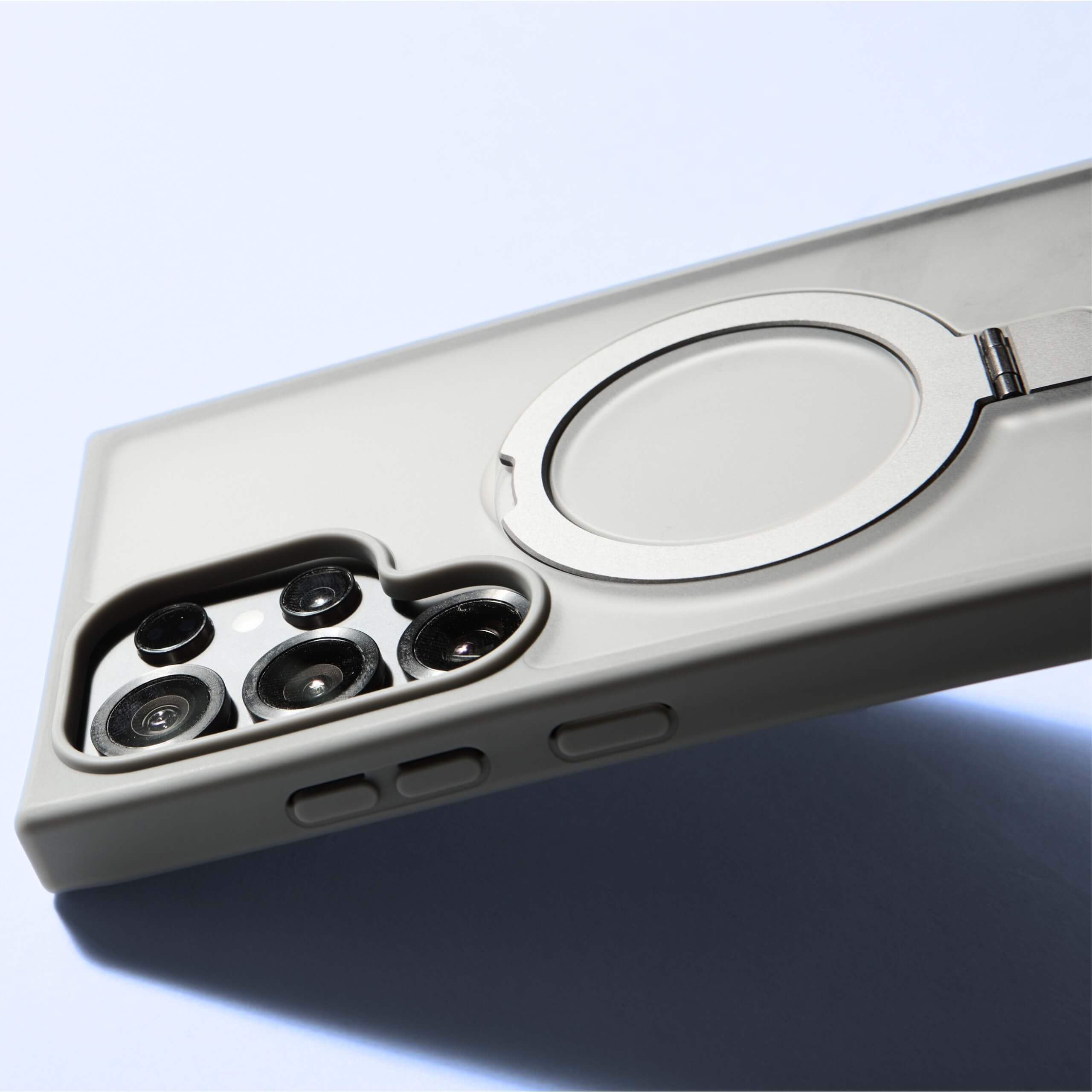 Detalle cercano de la funda MagSafe Ring gris para Samsung S25 Series con anillo plegable. #color_gris
