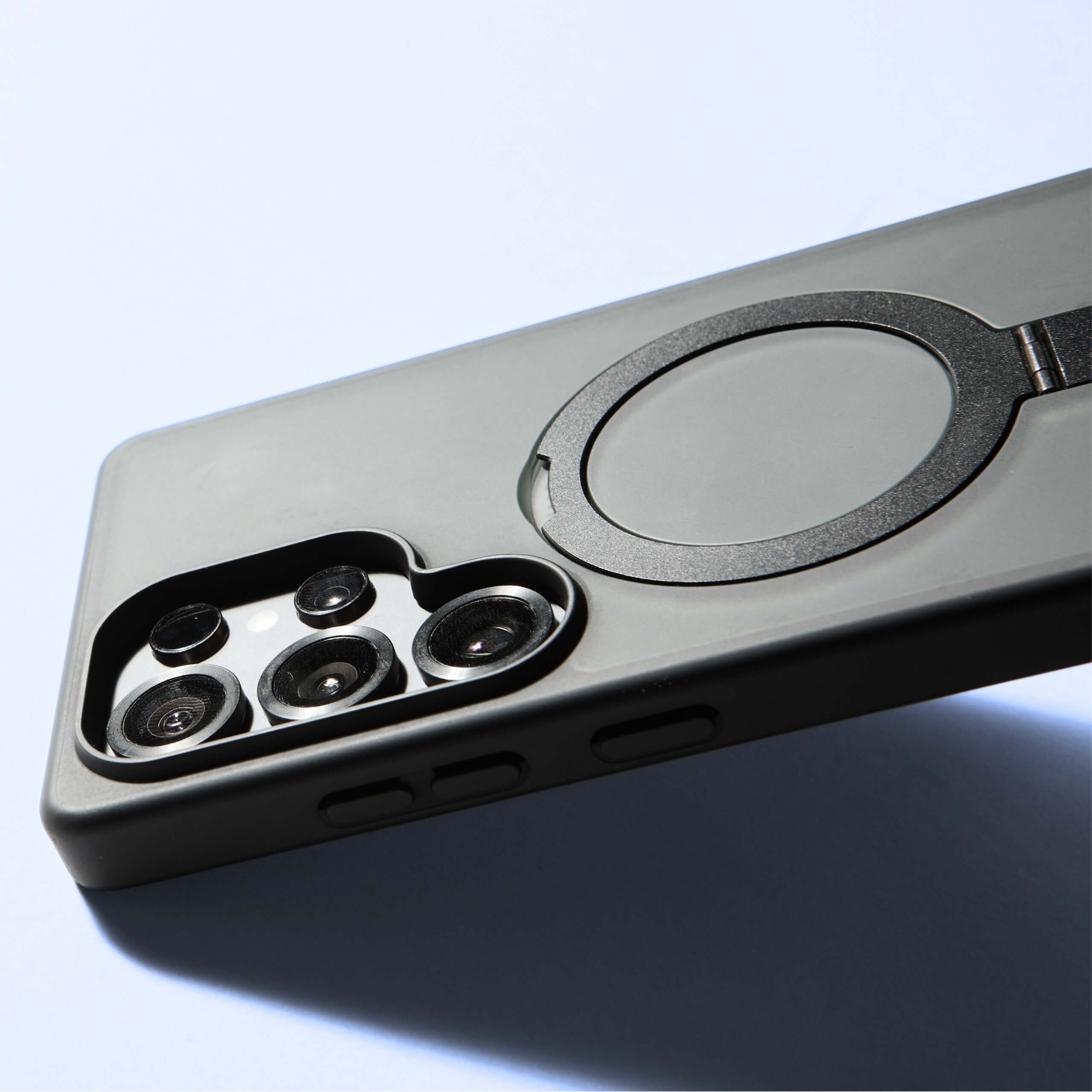 Detalle cercano de la funda MagSafe Ring negra para Samsung S25 Series con anillo metálico plegable. #color_negro