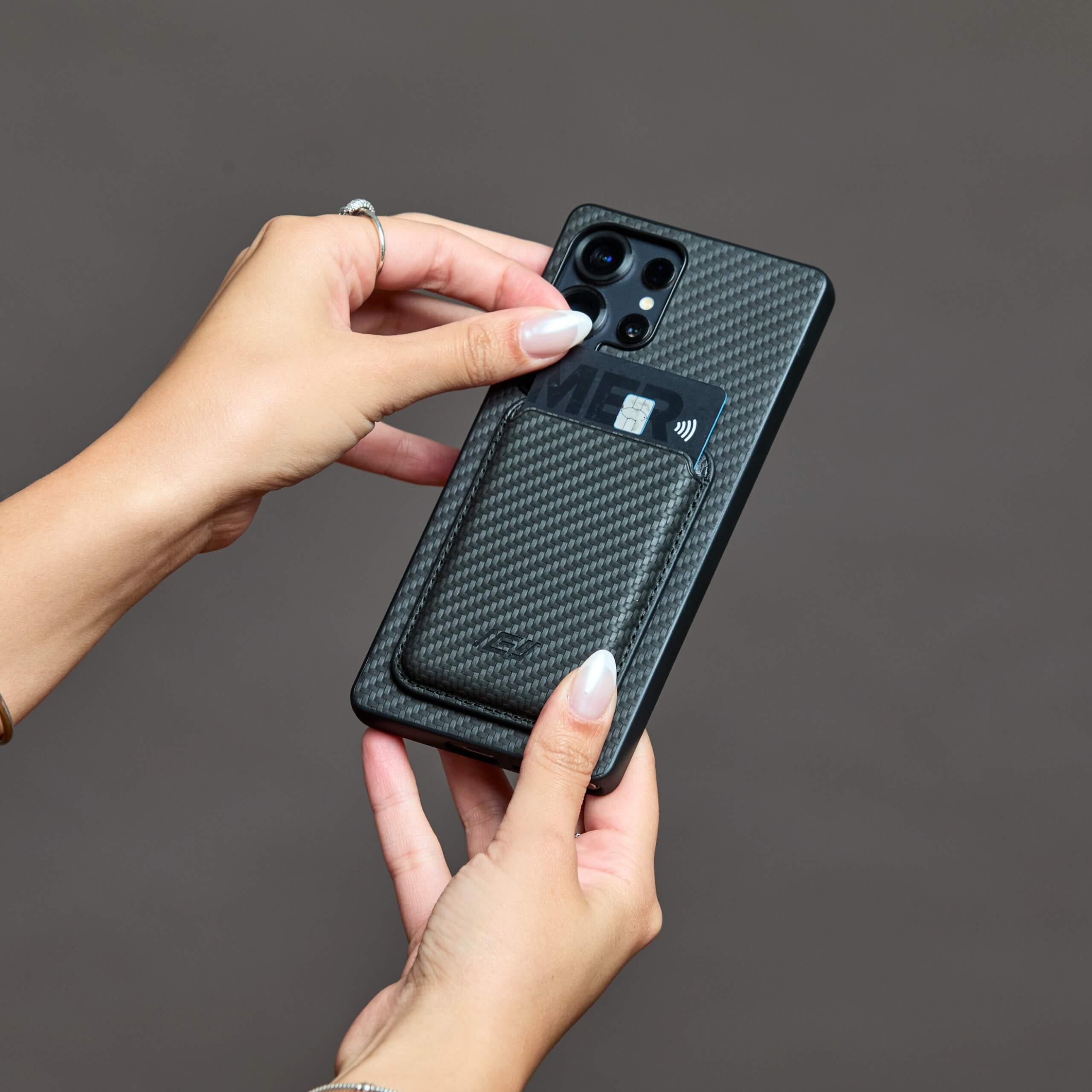 Colocación de wallet MagSafe IEY® sobre funda carbon negra #color_negro