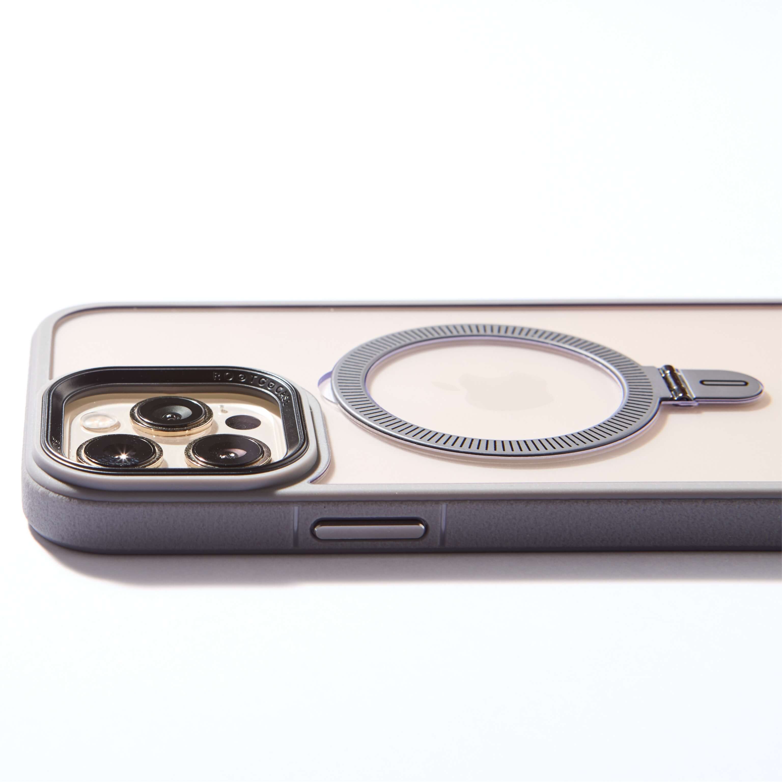 Funda MagSafe gris con anillo plegado, mostrada en posición horizontal sobre fondo blanco. #color_gris