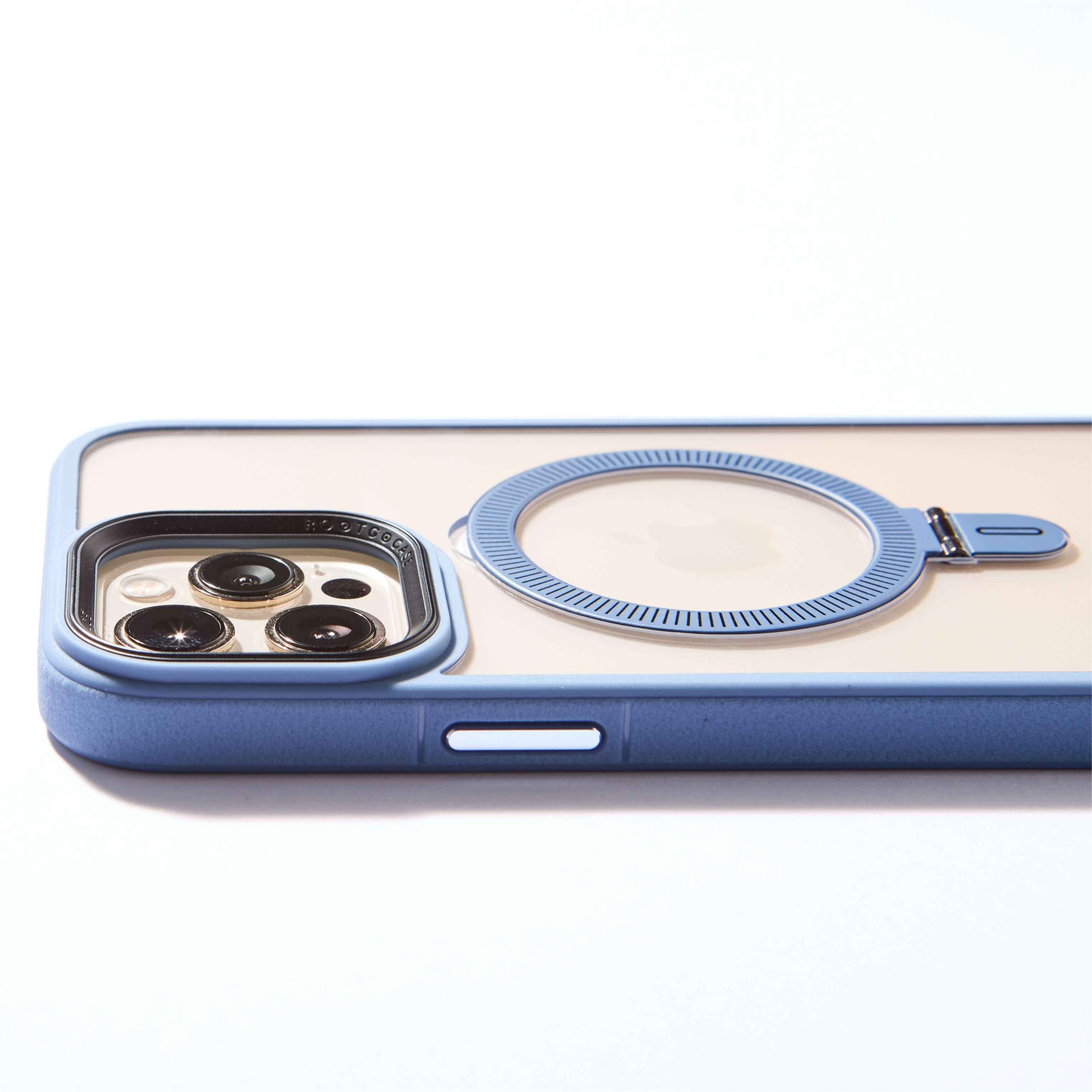 Funda MagSafe azul con anillo plegado, mostrada en posición lateral sobre fondo blanco. #color_azul