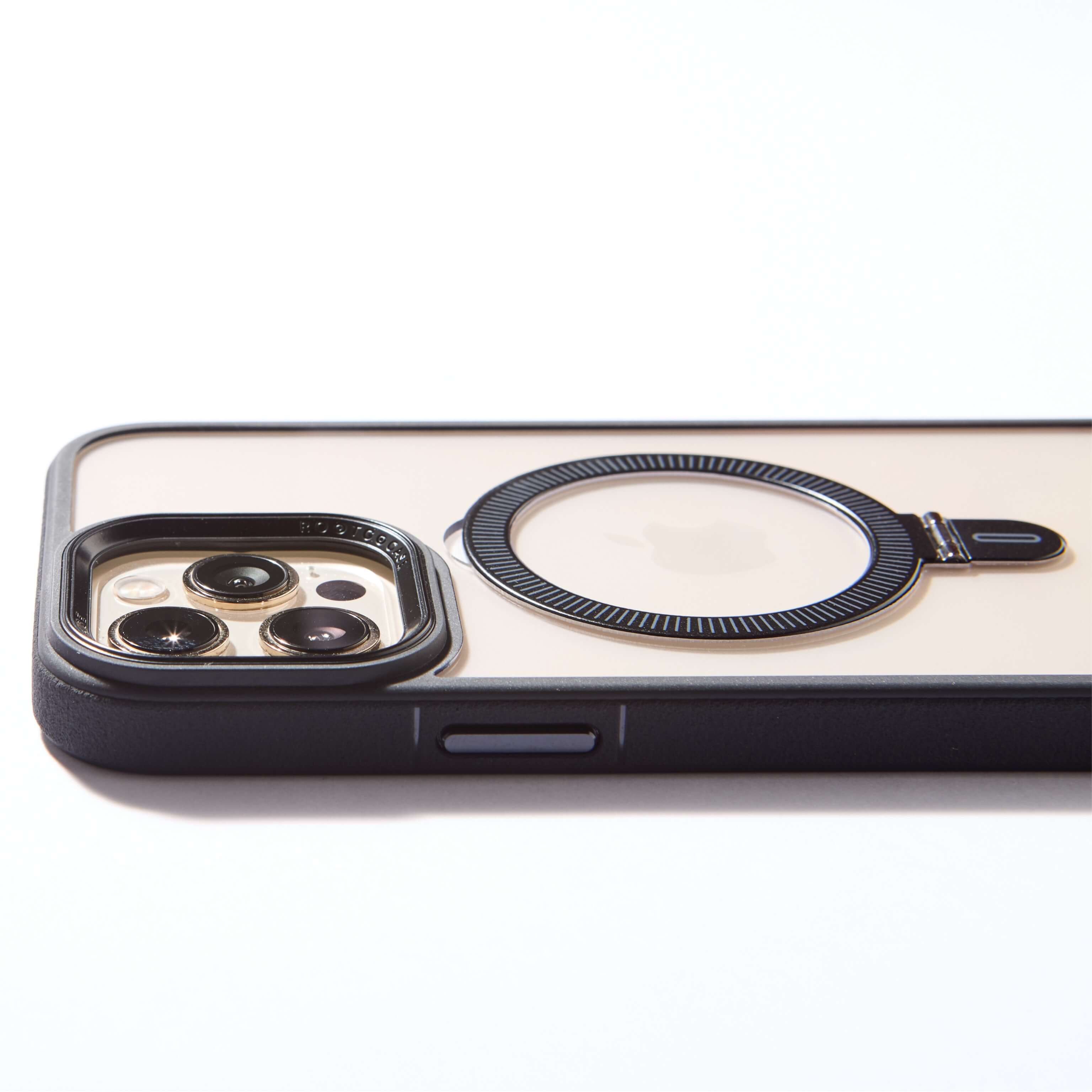 Funda MagSafe negra con anillo plegado, mostrada en posición horizontal sobre fondo blanco. #color_negro