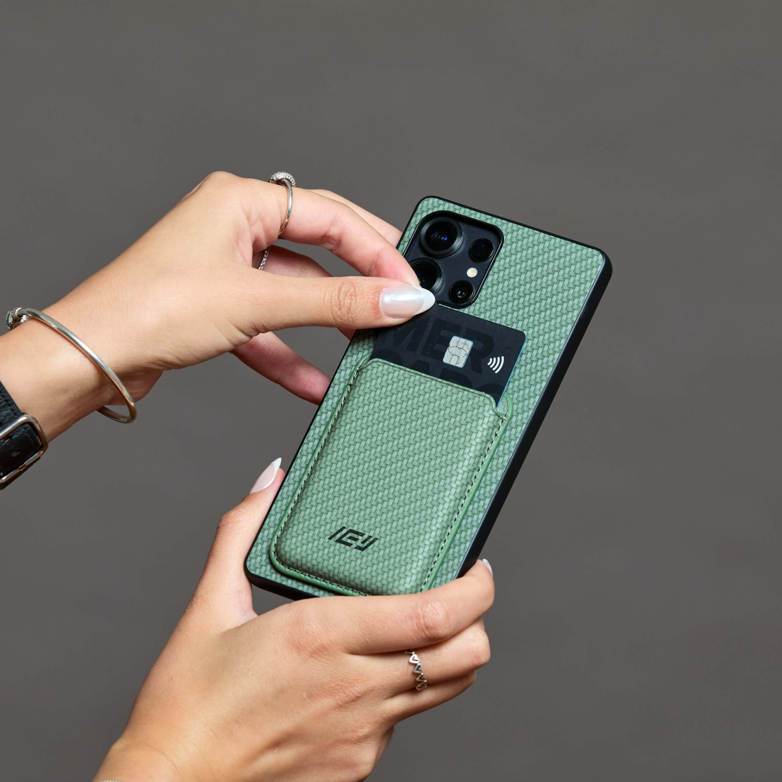 Detalle de funda MagSafe IEY® verde con billetera magnética desmontable #color_verde