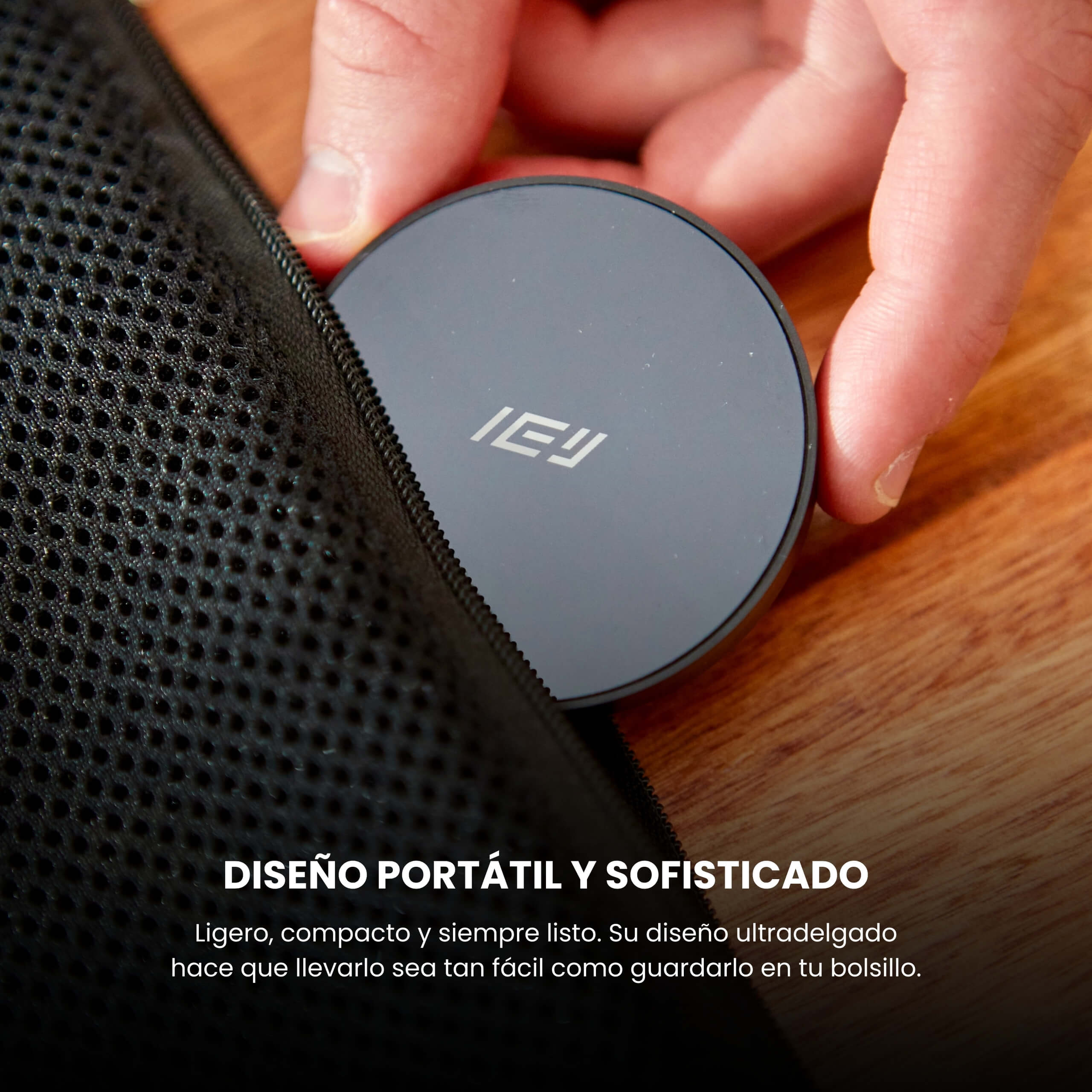 Diseño ultracompacto del MagCharger guardado en mochila, ideal para transporte diario