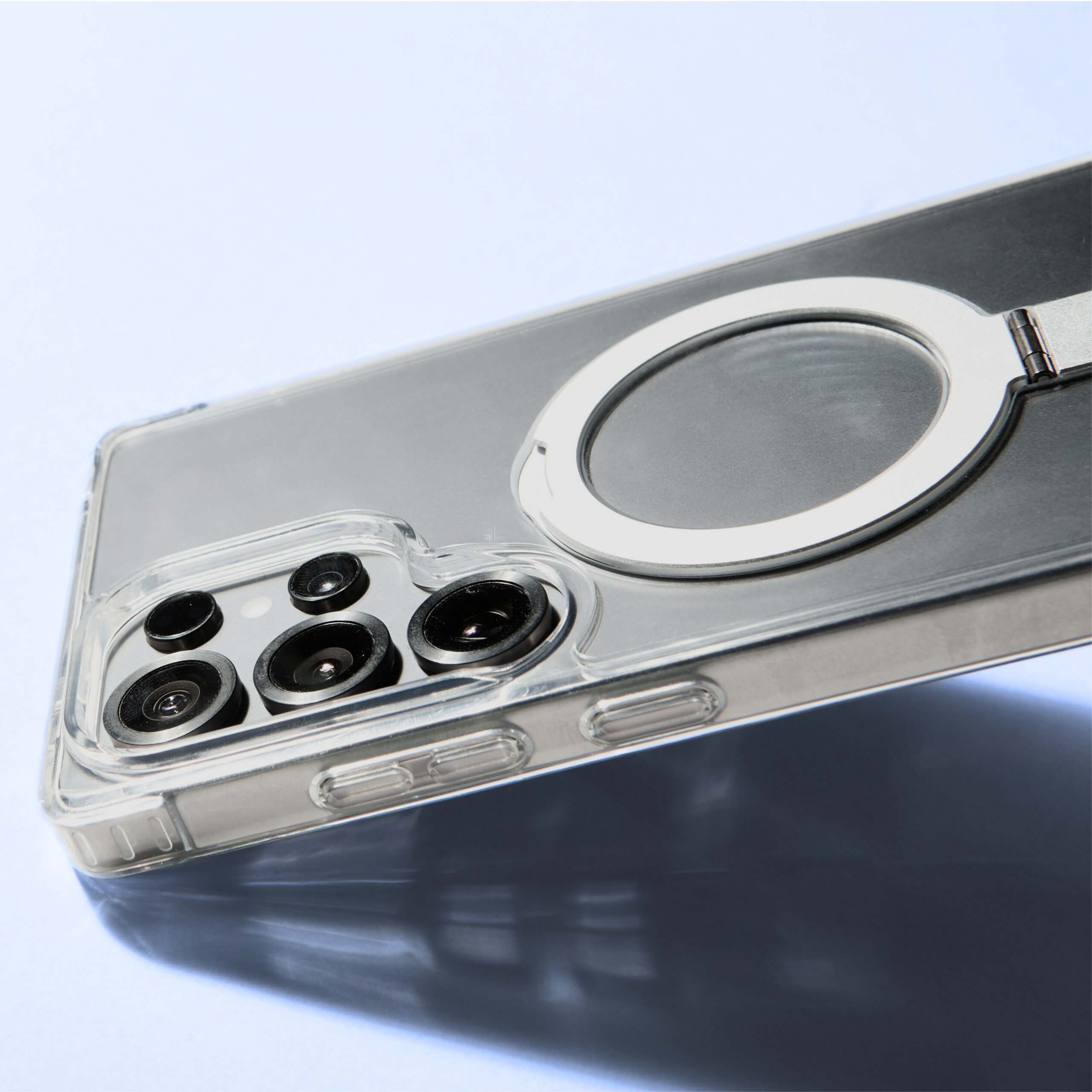 Detalle cercano de la funda MagSafe Ring transparente en Samsung S25 Ultra mostrando anillo magnético. #color_transparente