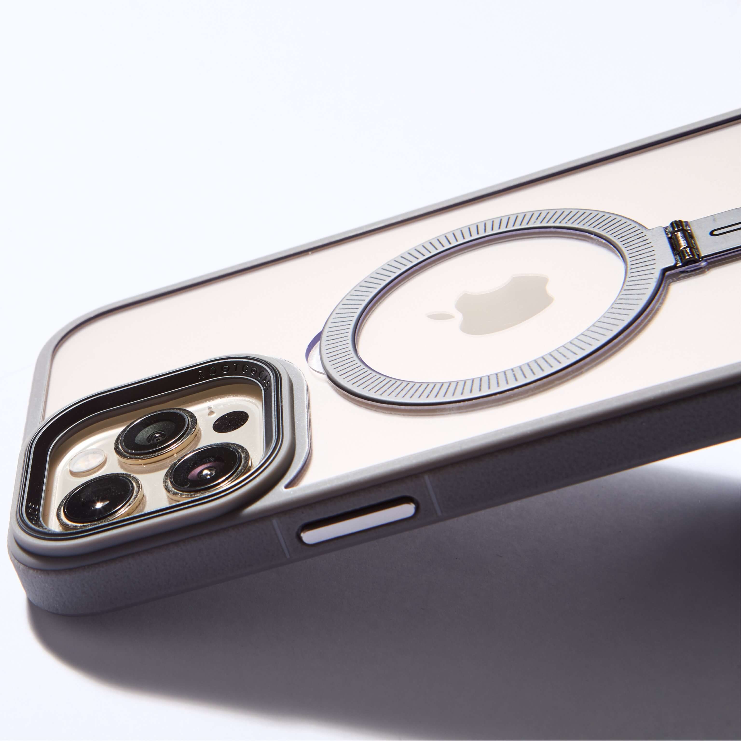 Funda MagSafe gris con anillo plegado, mostrada en posición diagonal sobre fondo blanco. #color_gris