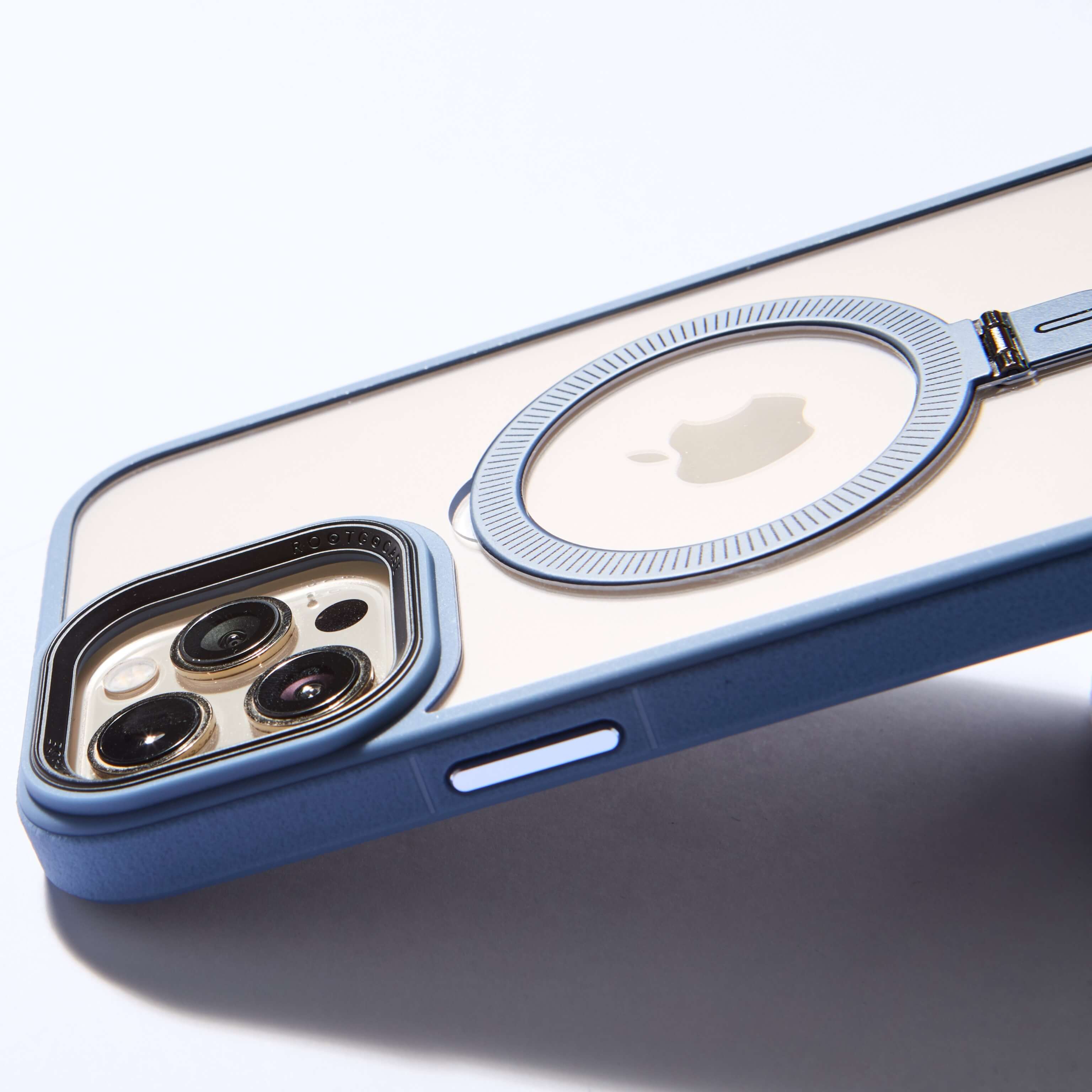 Funda MagSafe azul con anillo plegado, mostrada en posición diagonal sobre fondo blanco. #color_azul