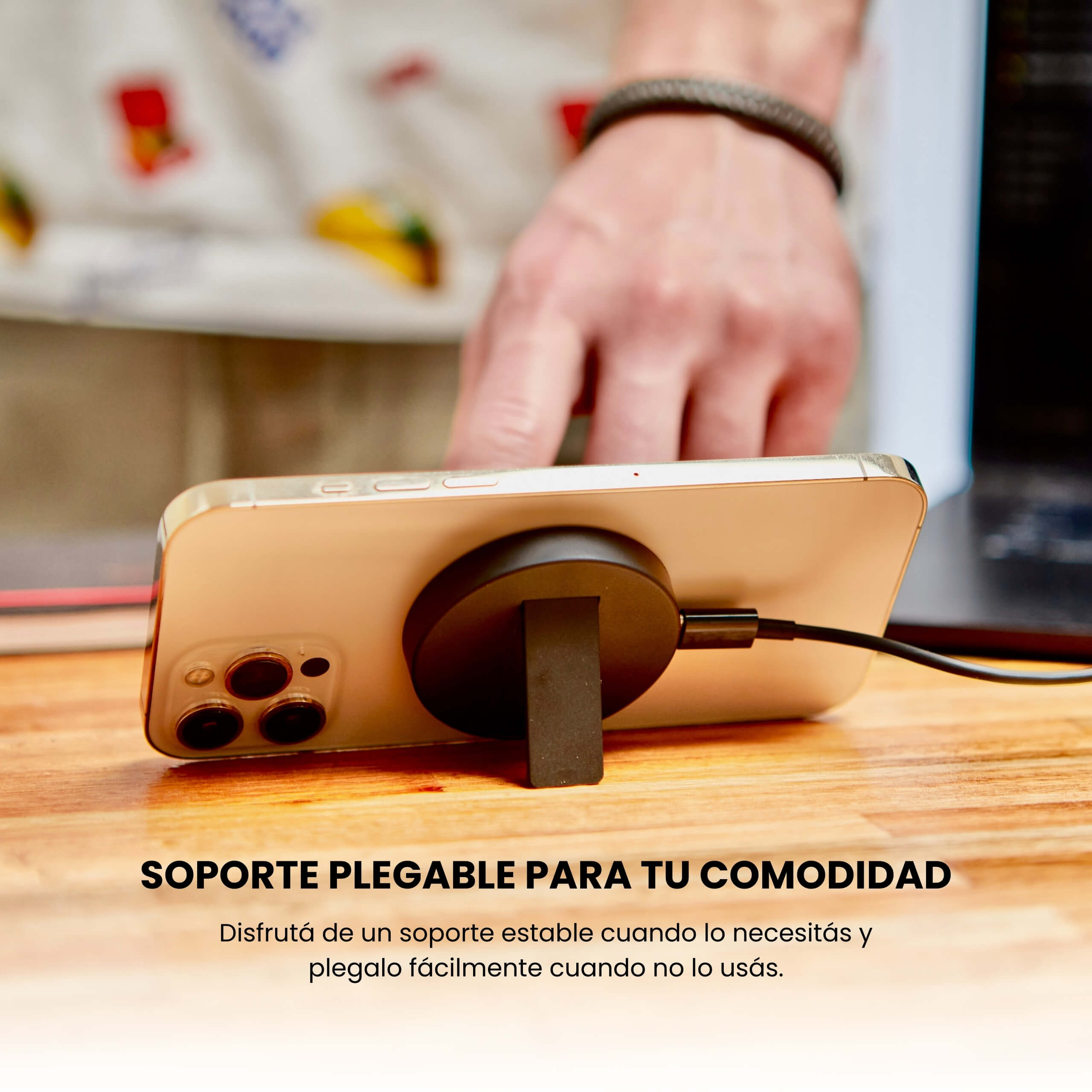 Soporte MagCharger desplegable en uso, ajustable para ver contenido mientras se carga el dispositivo