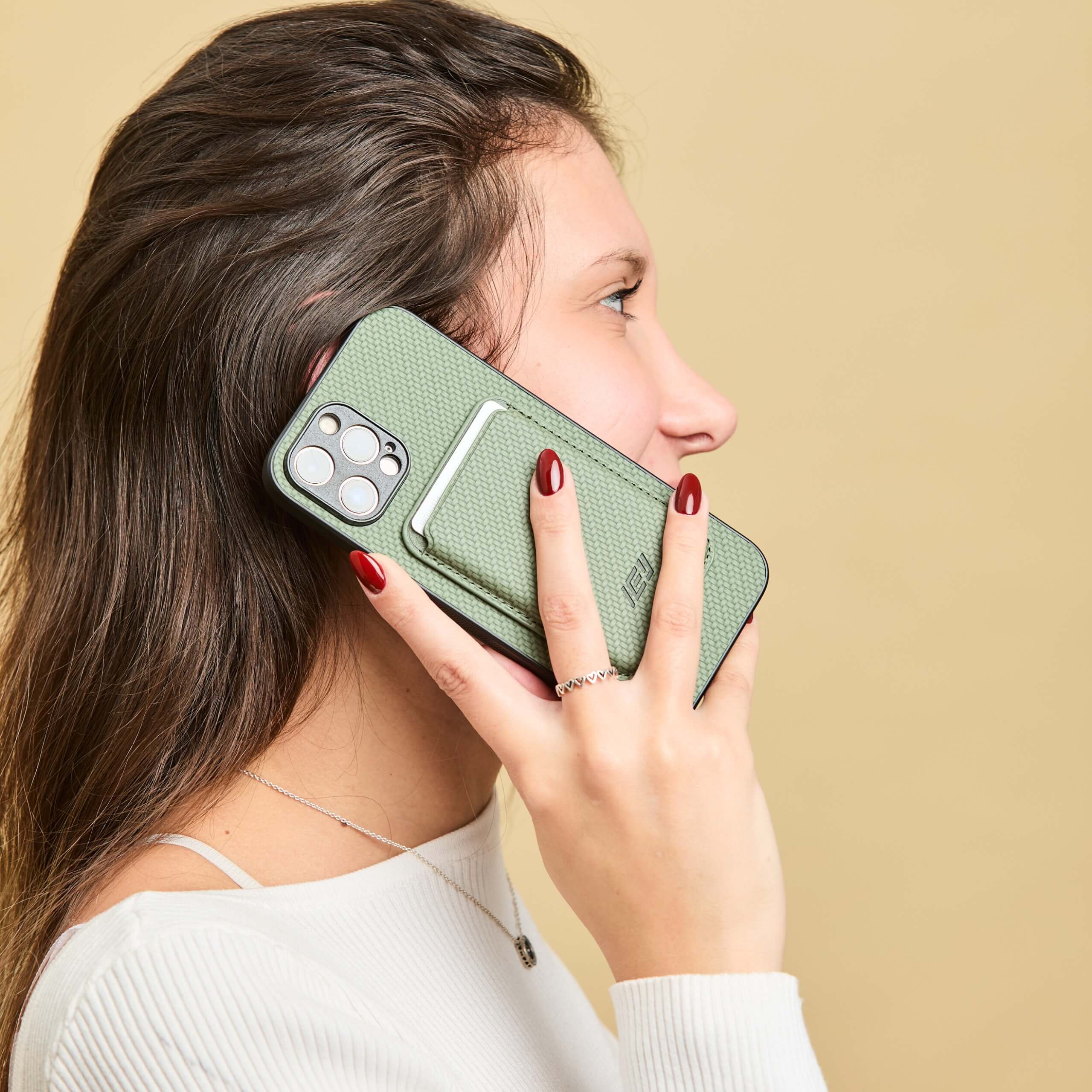 Mujer simulando llamado con su iPhone con Funda Magsafe y Billetera MagWallet integrada color verde #color_verde