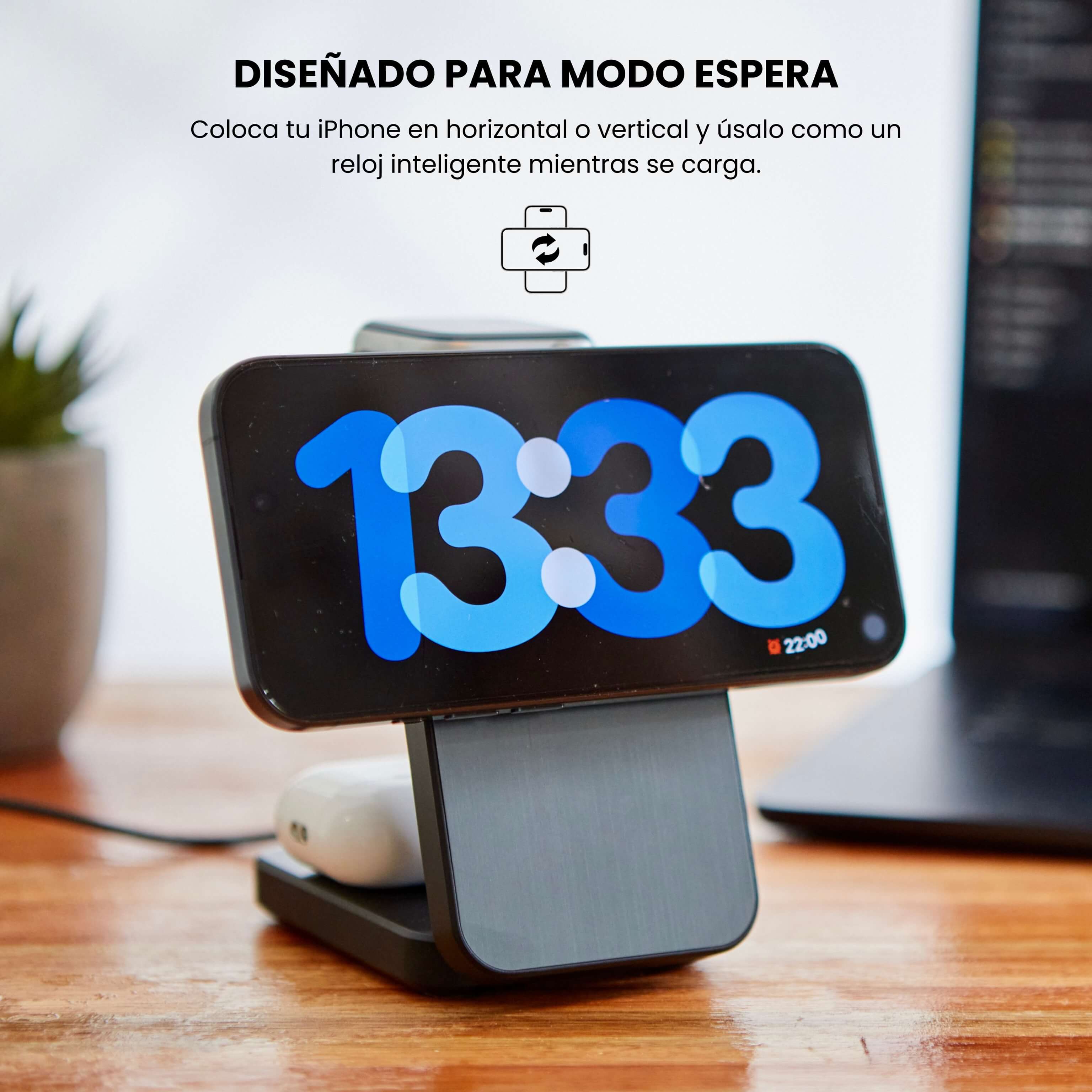 iPhone en modo espera horizontal sobre el cargador IEY, mostrando la hora como reloj de escritorio. #color_negro