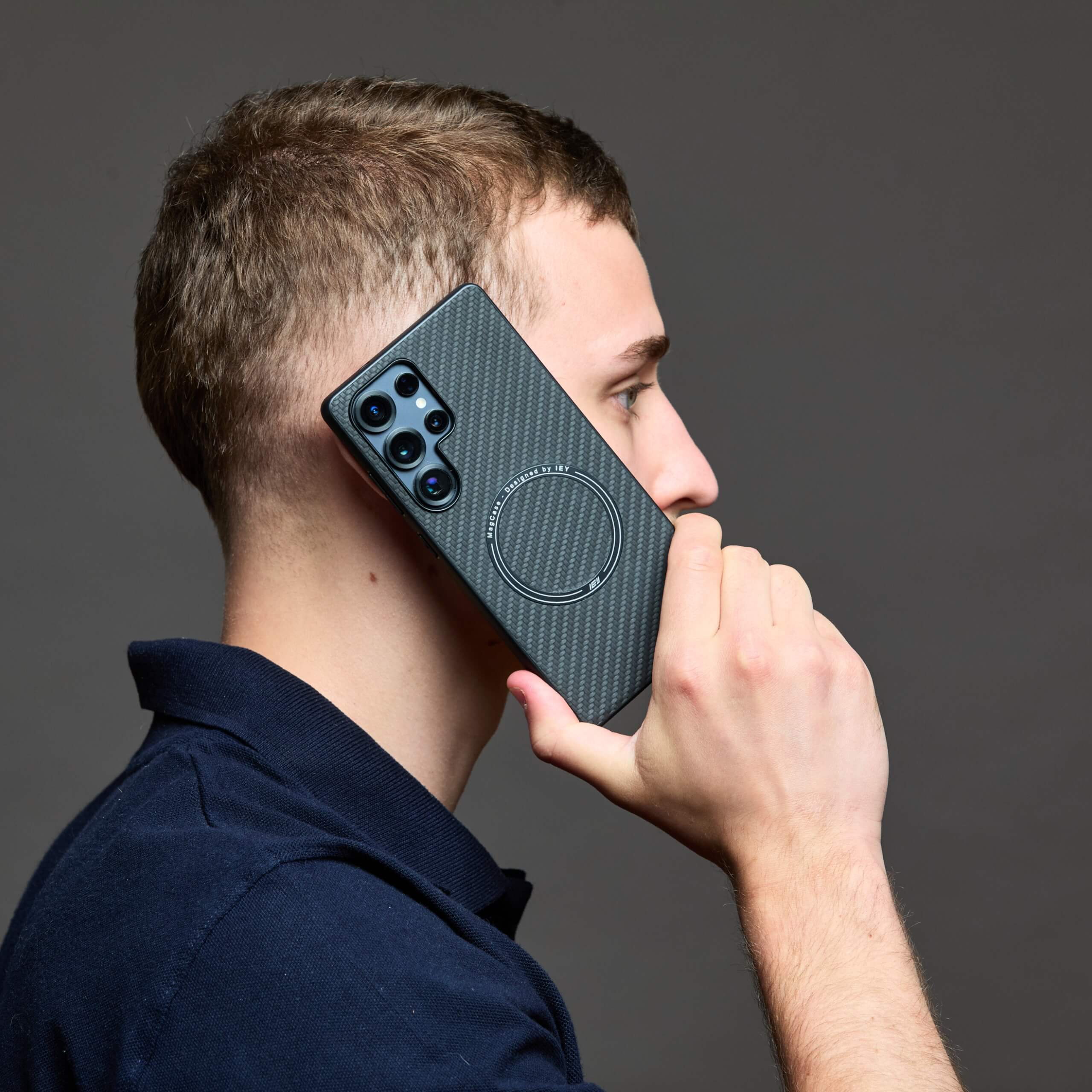 Hombre con Funda MagSafe Para Samsung negro #color_negro