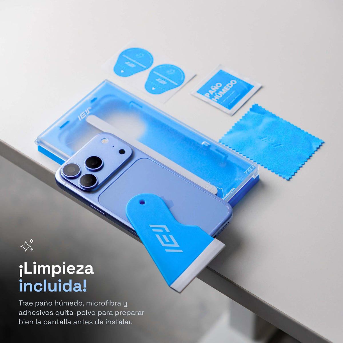 Accesorios de limpieza incluidos en ApplyFit™: paño húmedo, microfibra y adhesivos quitapolvo para preparar la pantalla del iPhone.