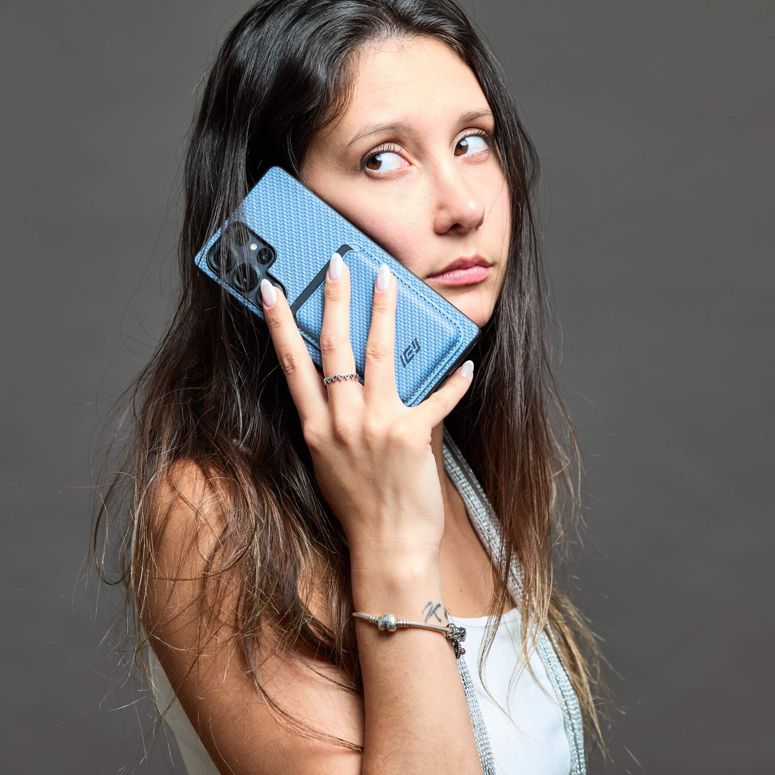 Persona usando funda MagSafe IEY® azul carbon en Samsung durante una llamada #color_azul