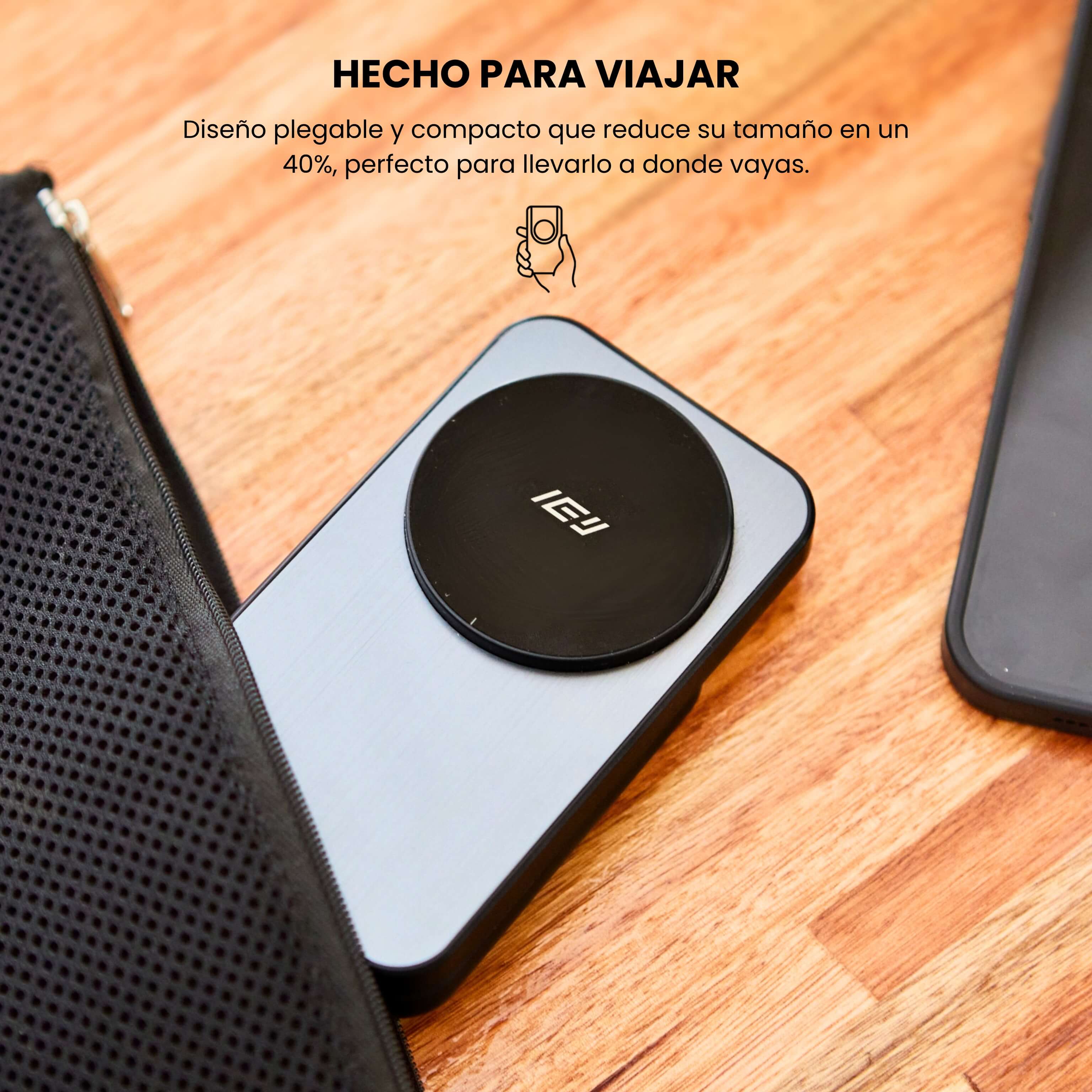 Cargador inalámbrico plegable IEY parcialmente guardado en mochila, ideal para viajes. #color_negro
