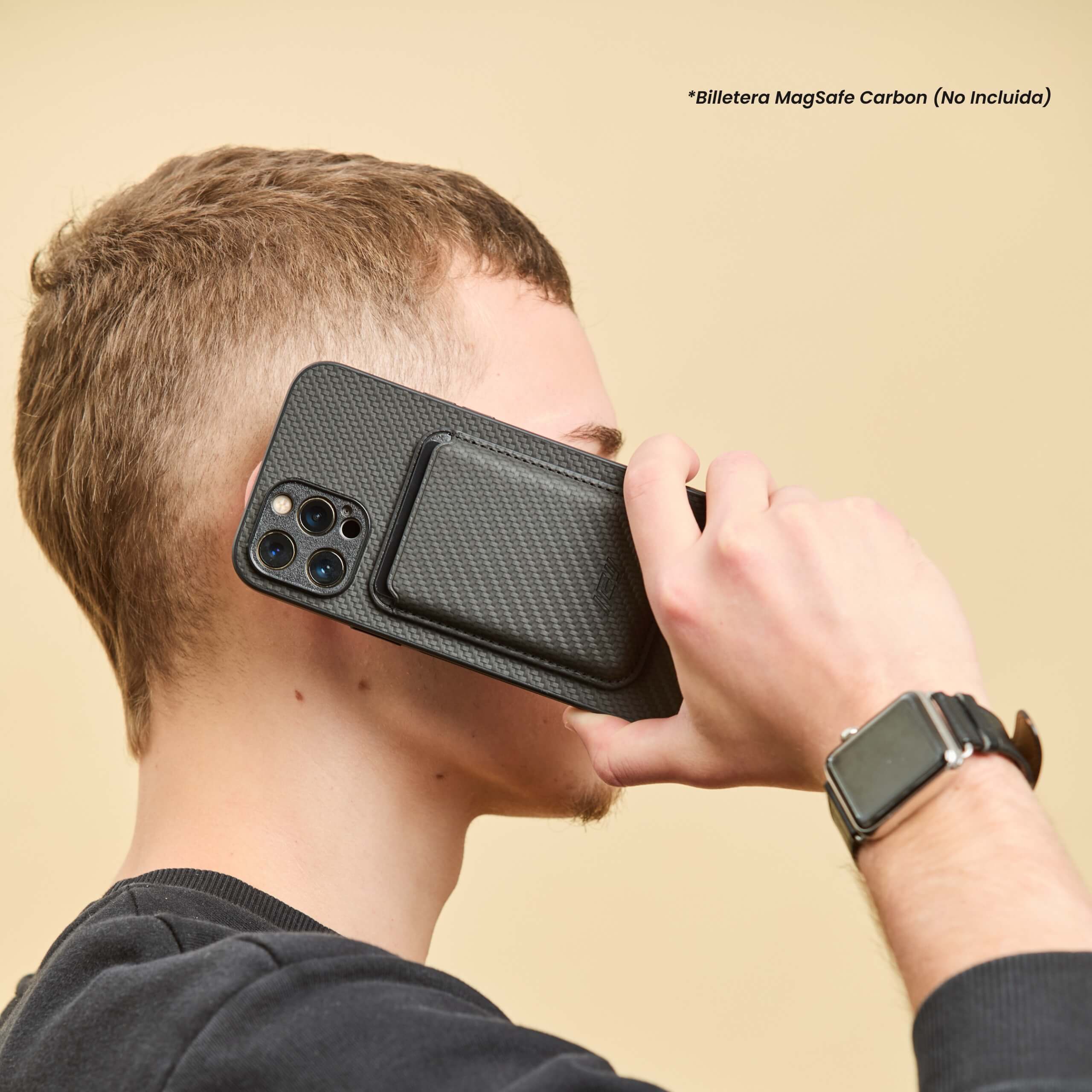 Funda IEY color negro con billetera MagSafe acoplada, sostenida por un hombre usándola como teléfono #color_negro