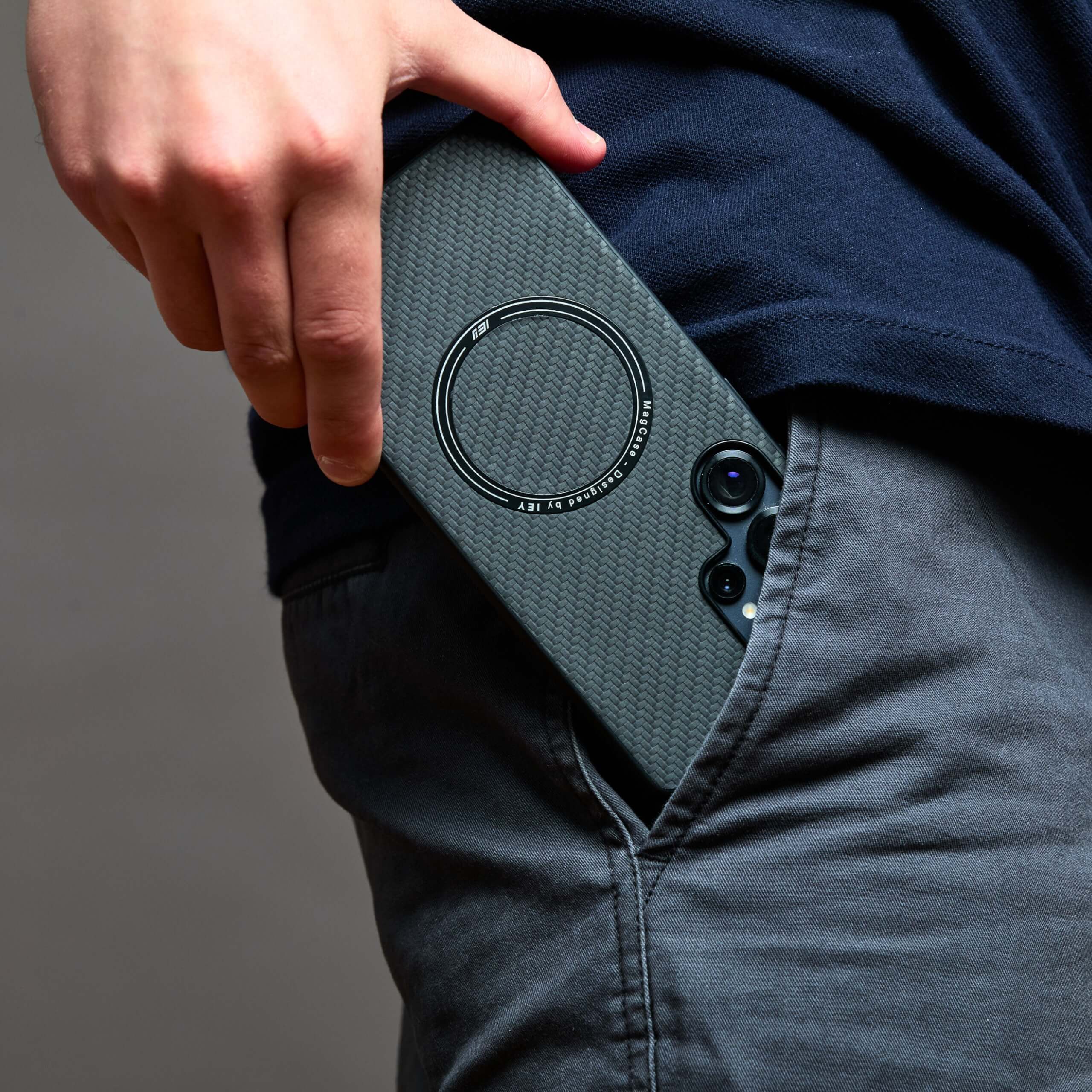 Hombre con Funda MagSafe Para Samsung negro #color_negro