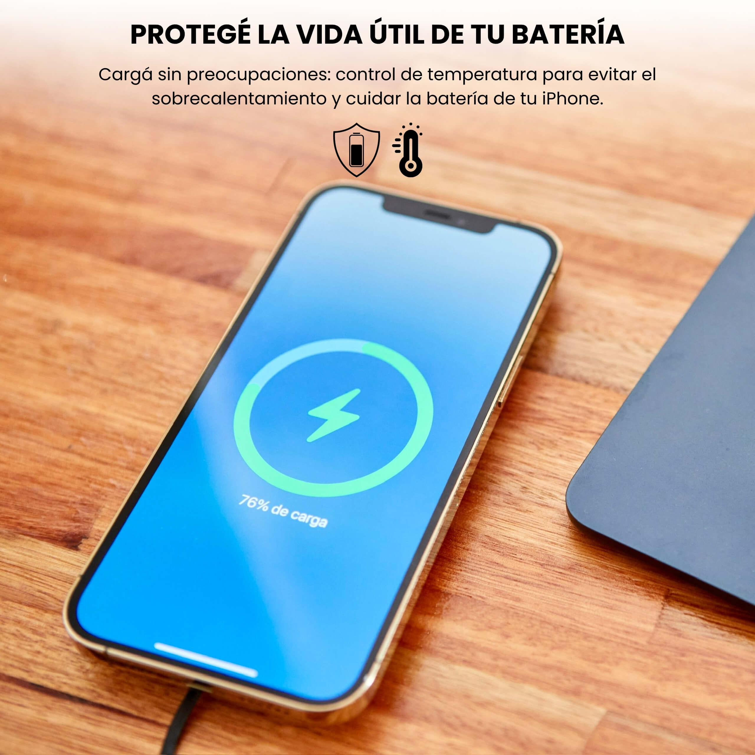 MagCharger cargando iPhone y auriculares con tecnología Qi en escritorio de trabajo