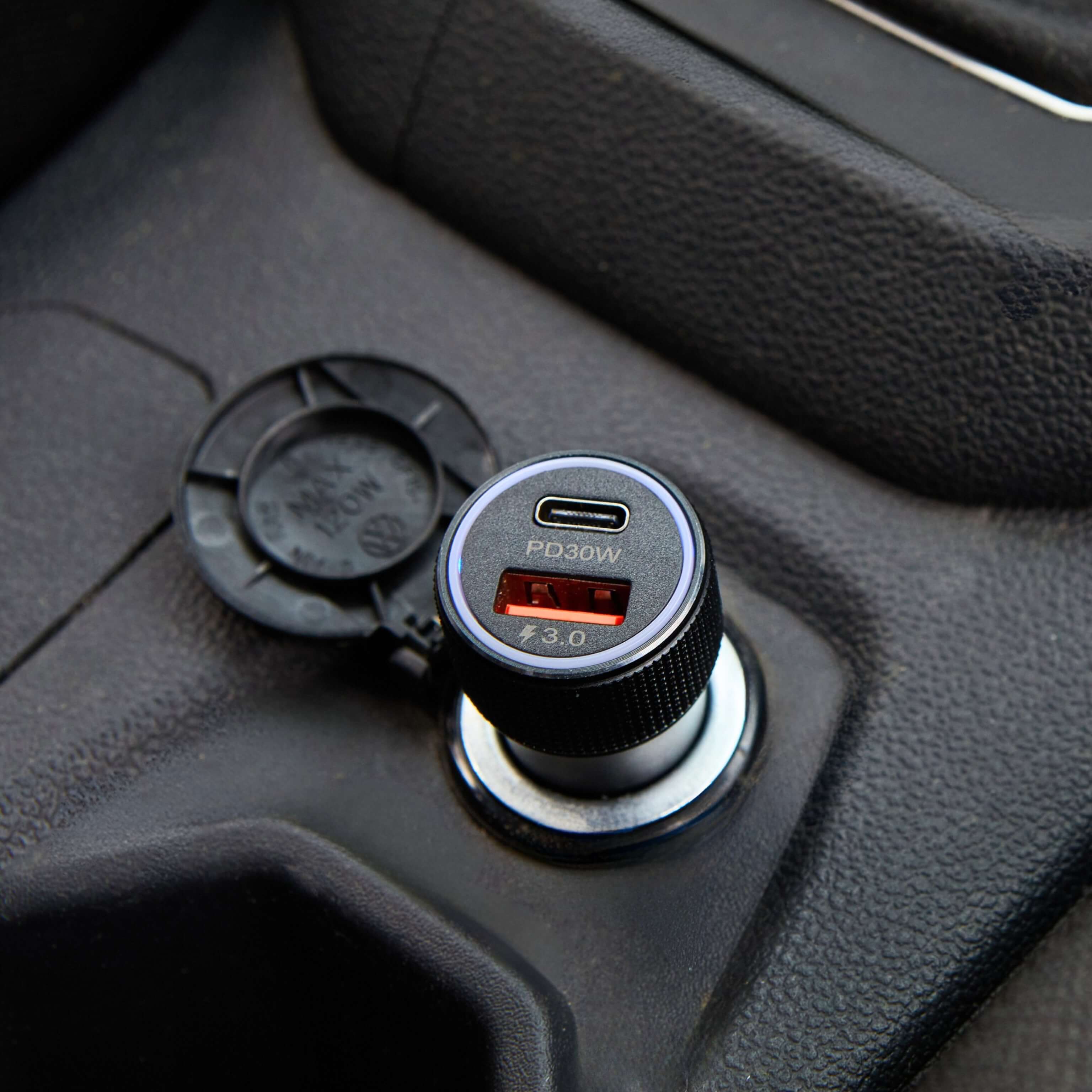 Conector USB-C Cargador de Auto IEY de 30W con doble puerto USB-A y USB-C para carga rápida en el vehículo
