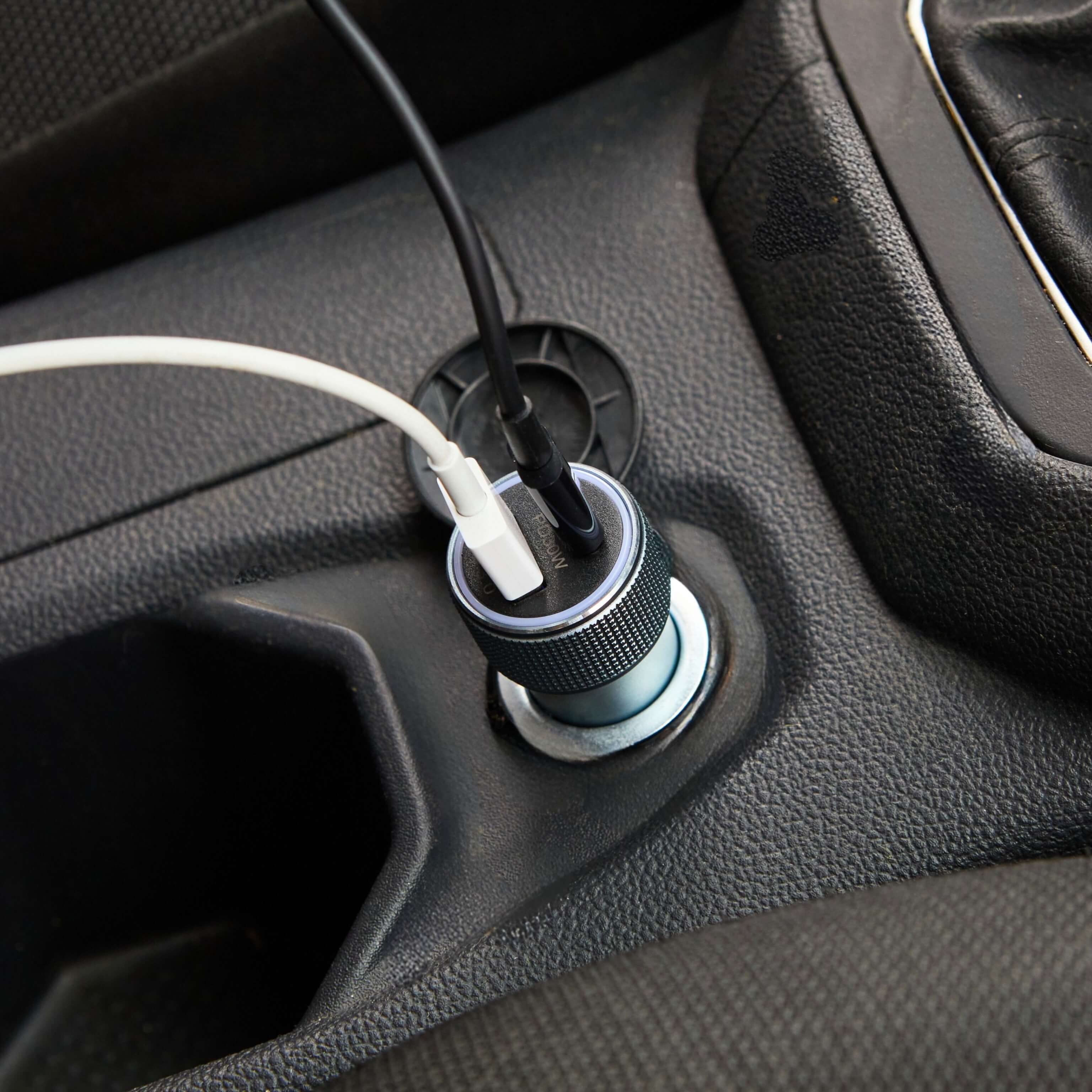 Conector USB-C Cargador de Auto IEY de 30W siendo enchufado, con doble puerto USB-A y USB-C para carga rápida en el vehículo