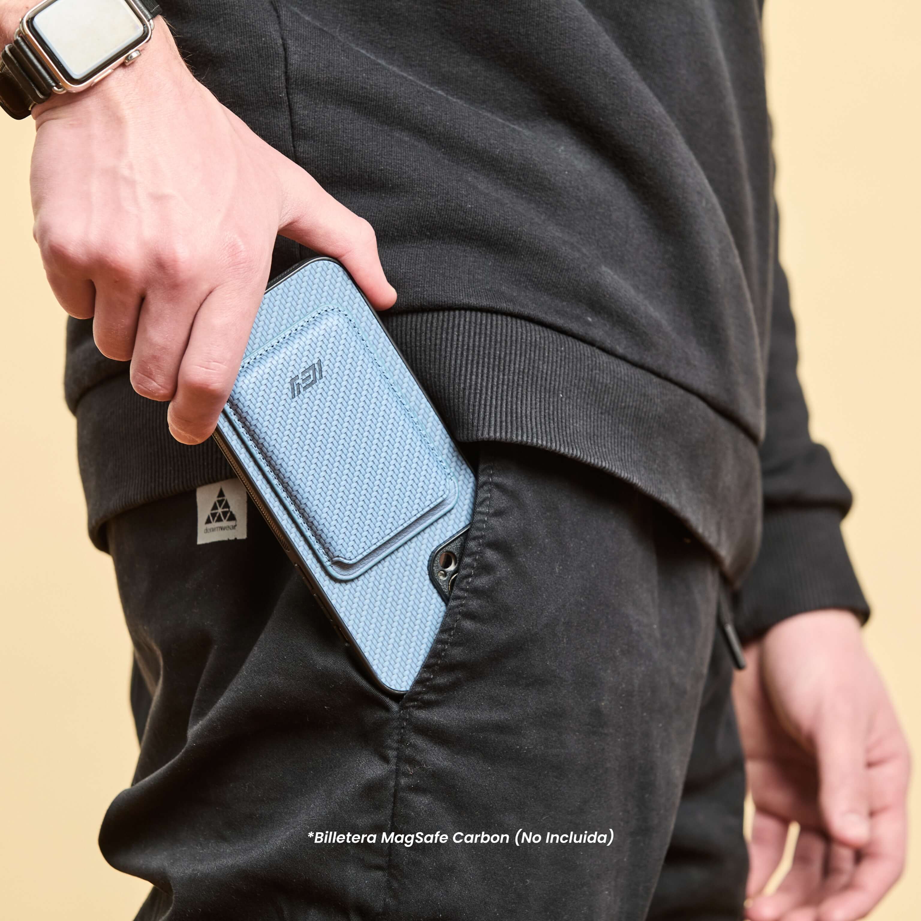 Funda IEY azul con billetera MagSafe, siendo guardada en el bolsillo lateral de un jean #color_azul