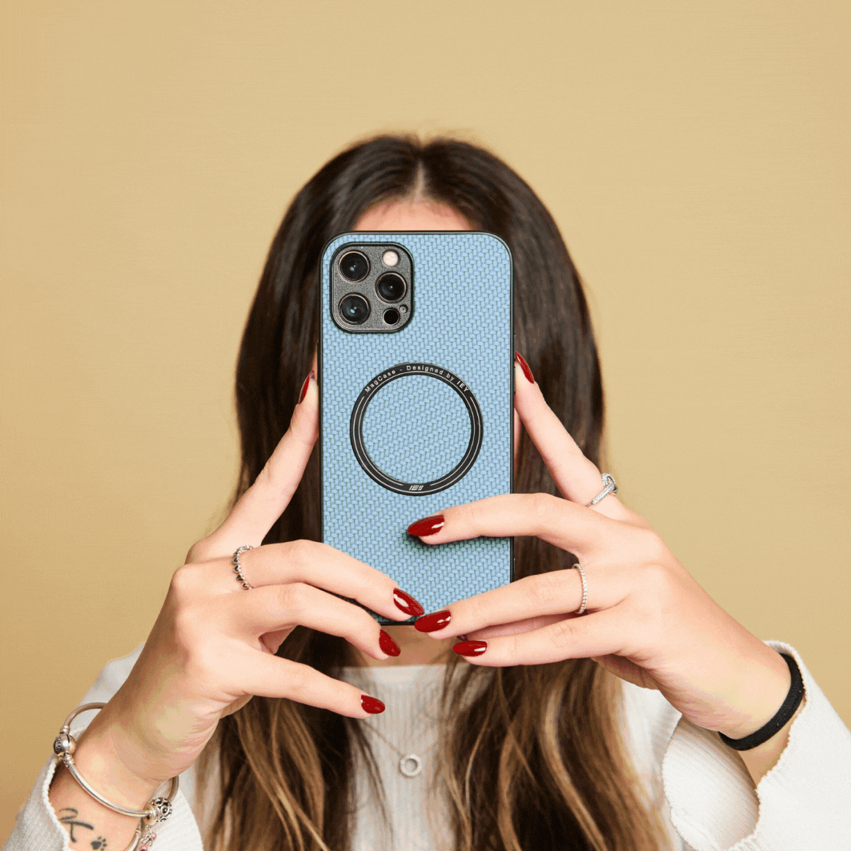 Mujer sosteniendo su iPhone con Funda MagSafe Carbon y Billetera MagWallet integrada y Hombre y Mujer retirando el iPhone con Funda MagSafe Carbon y Billetera MagWallet integrada de su bolsillo lateral del jean