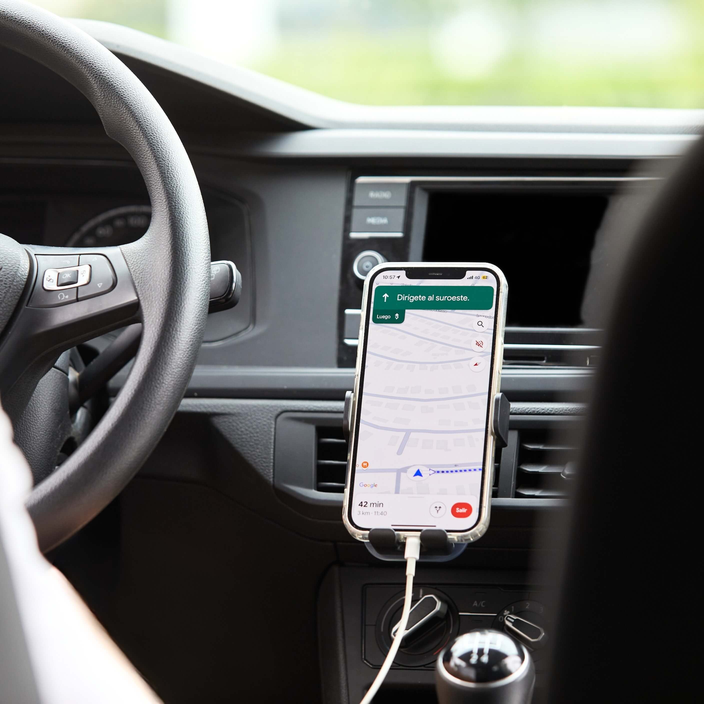 Soporte de celular IEY con navegación GPS en auto, conectado mediante cable USB