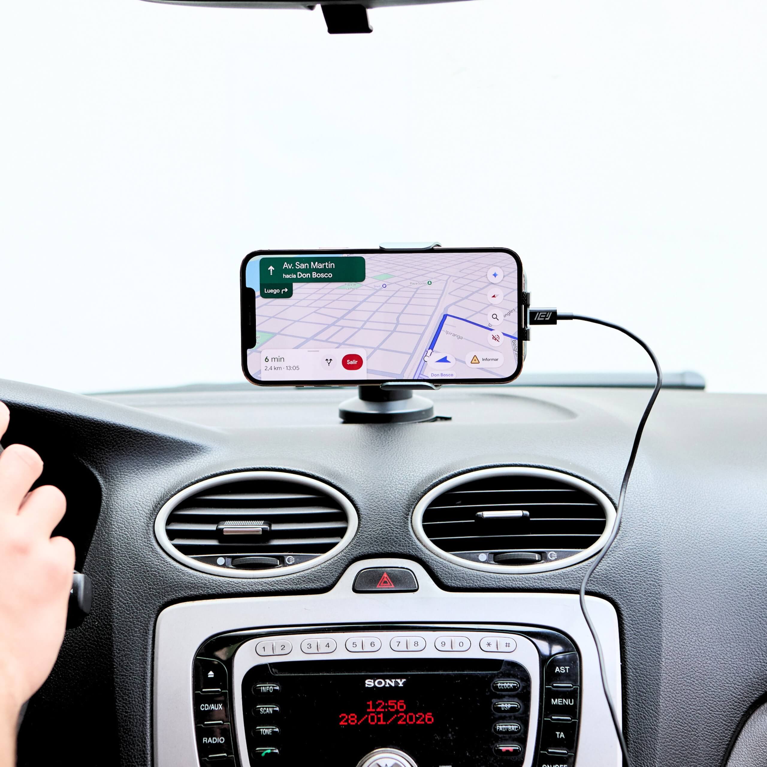 MagCharger Car con brazo extensible utilizando Apple Maps en un iPhone mientras conducís.