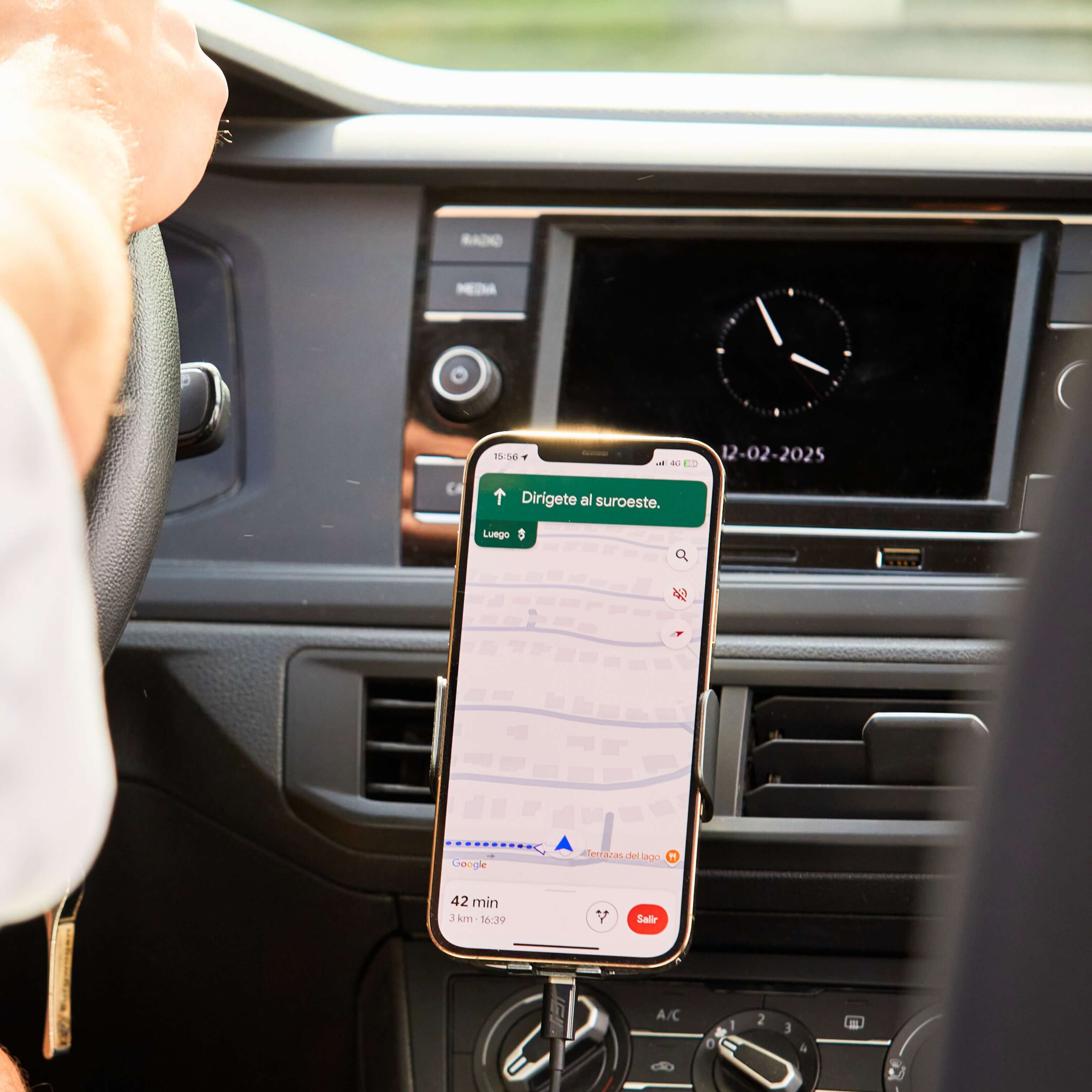 Soporte de celular IEY con navegación GPS en auto, conectado mediante cable USB