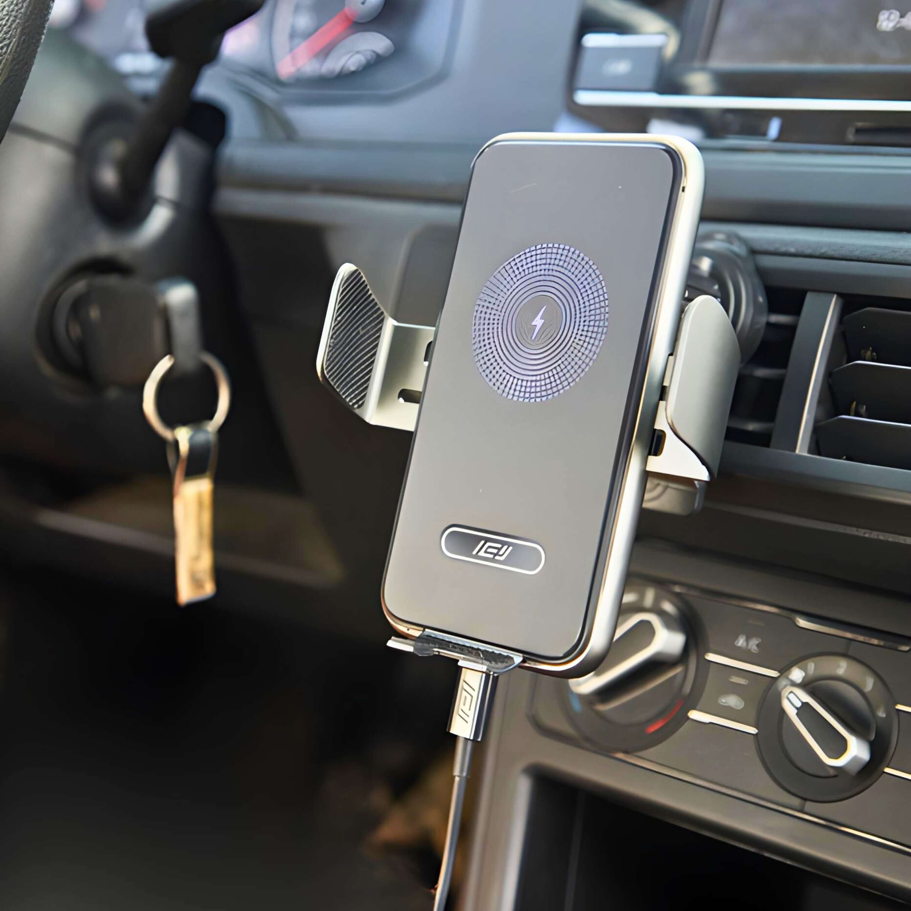 Soporte de celular IEY montado en rejilla del auto con teléfono asegurado en posición horizontal