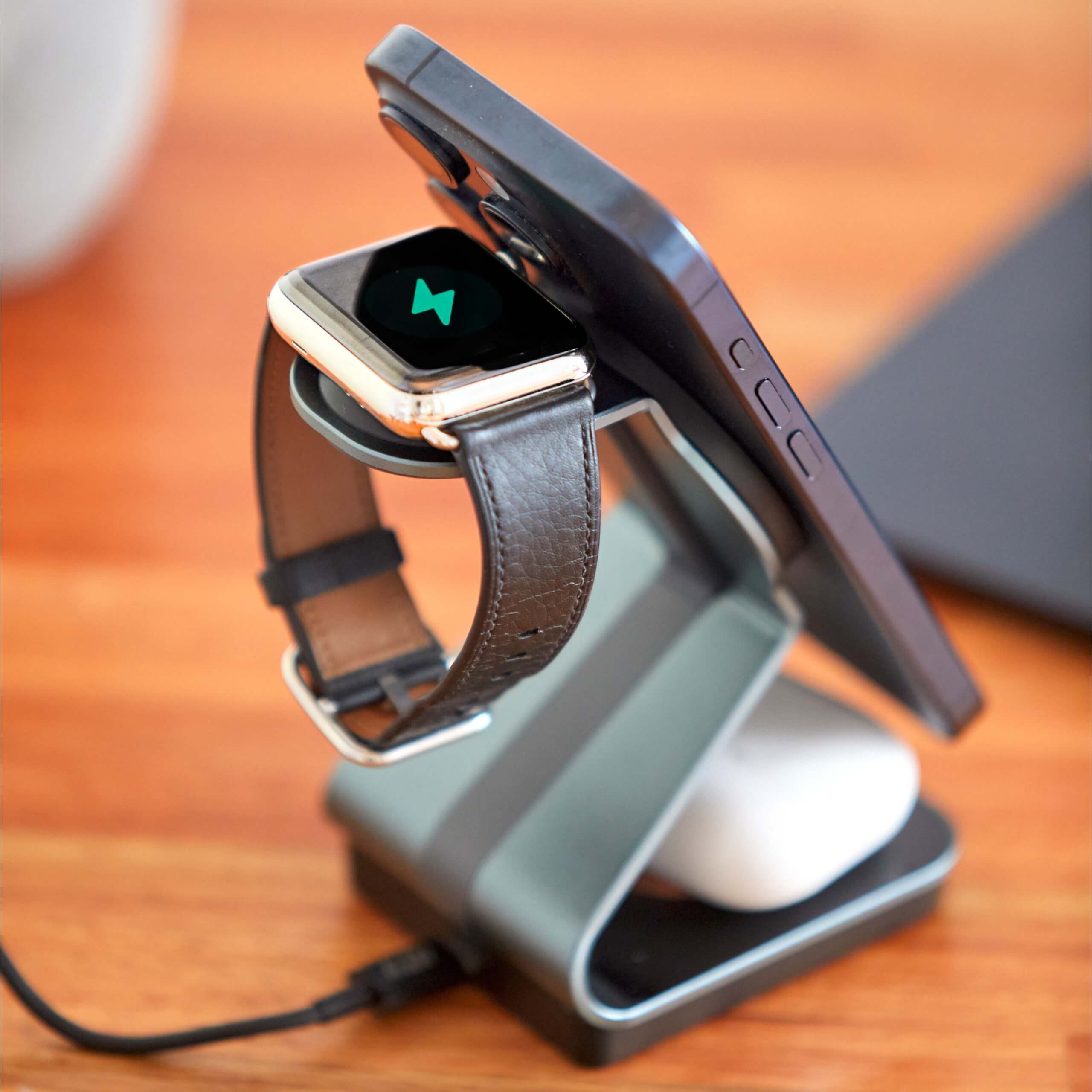 Base de carga inalámbrica 3 en 1 IEY con iPhone, Apple Watch y AirPods cargando simultáneamente sobre escritorio de madera