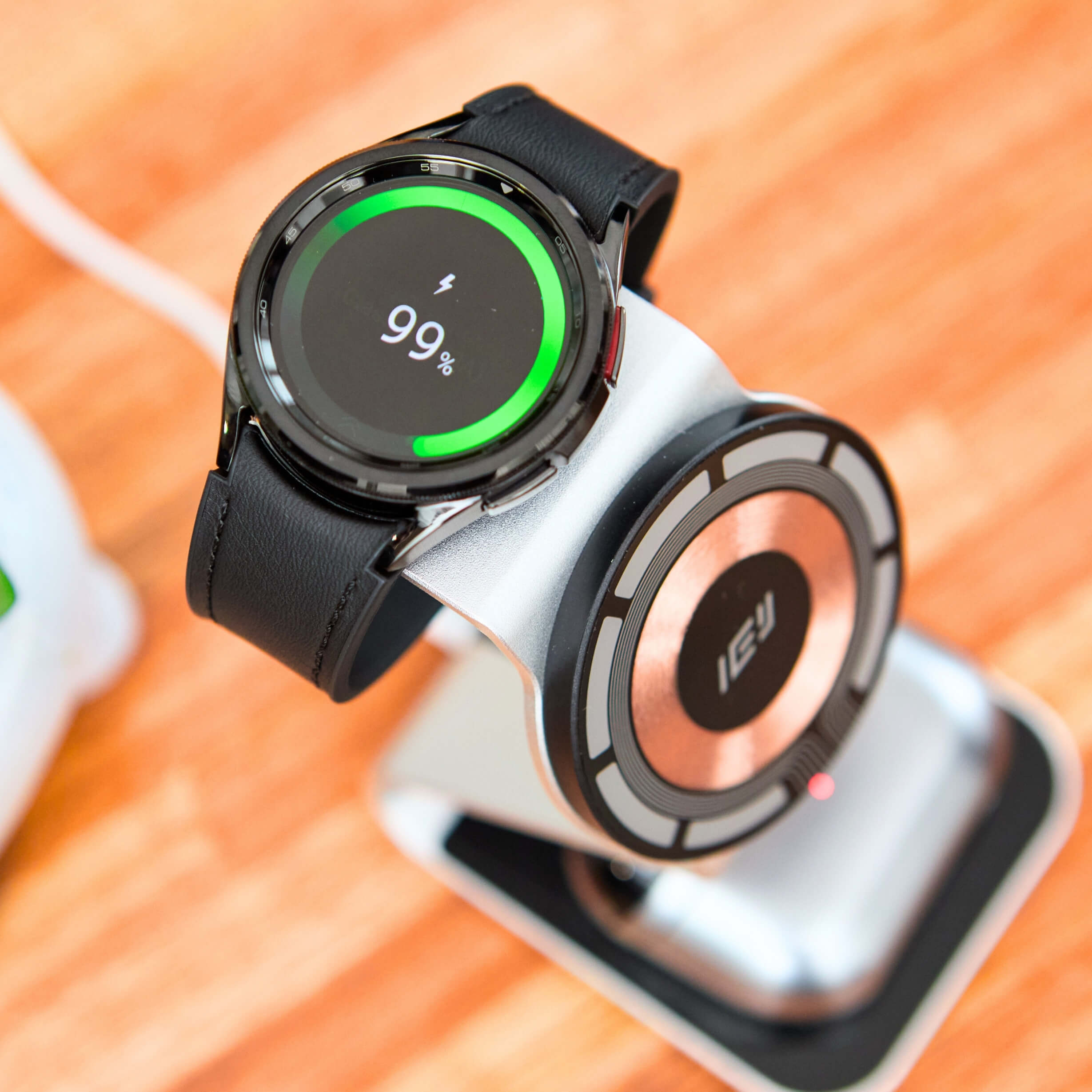Galaxy Watch cargando al 99% en una estacion de carga 3 en 1 de IEY