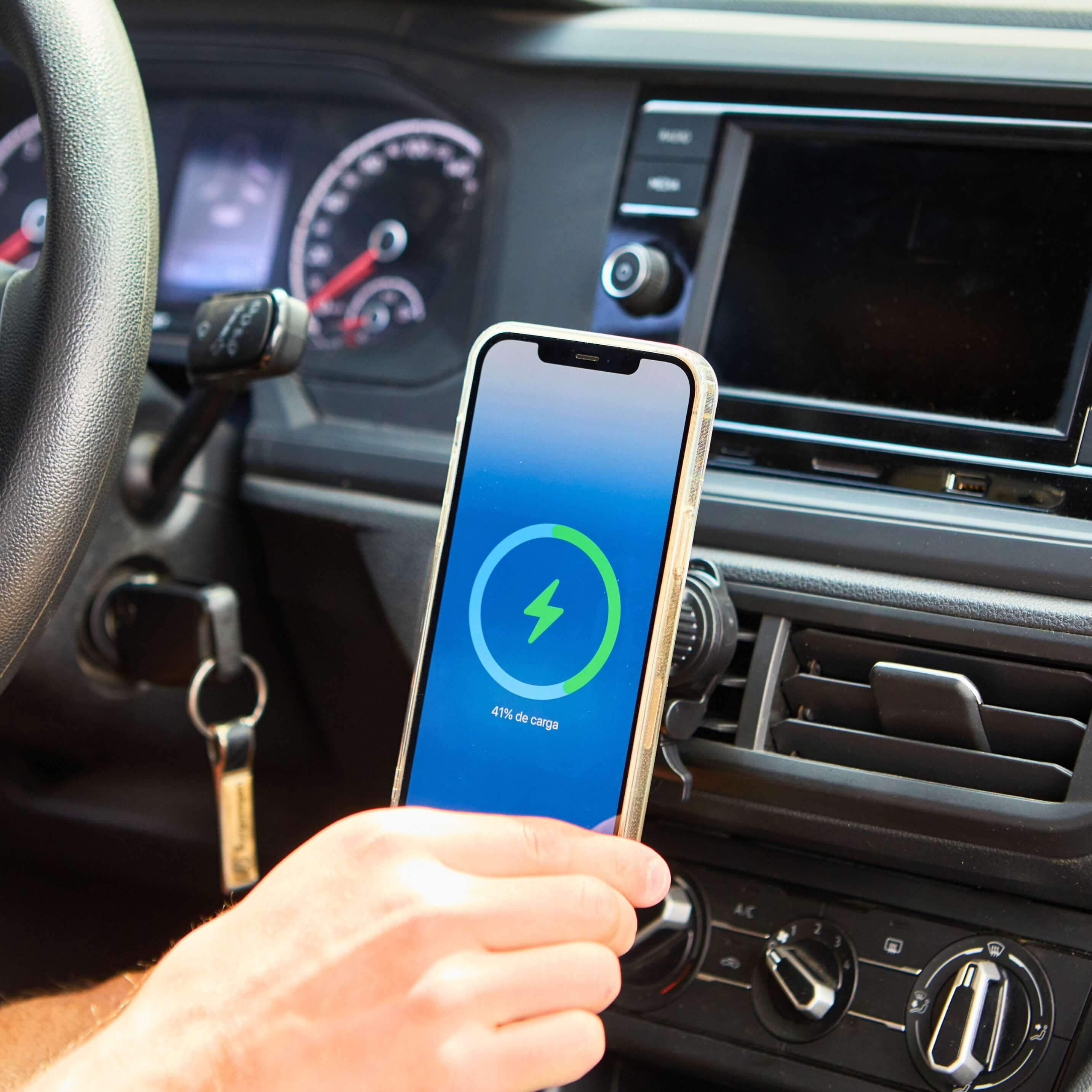 Soporte magnético IEY con carga inalámbrica para celular en auto
