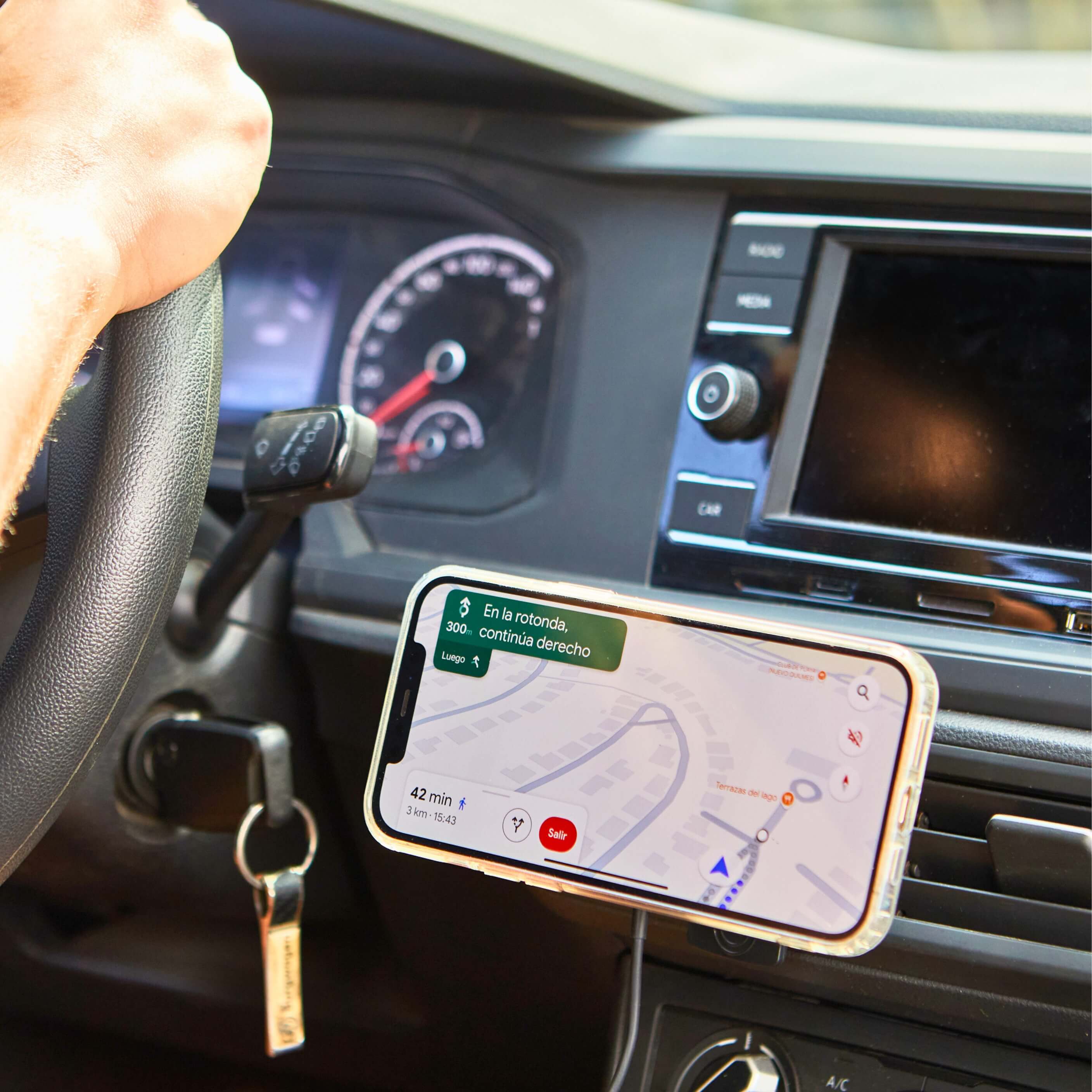 Soporte magnético IEY para auto con celular usando GPS y Google Maps
