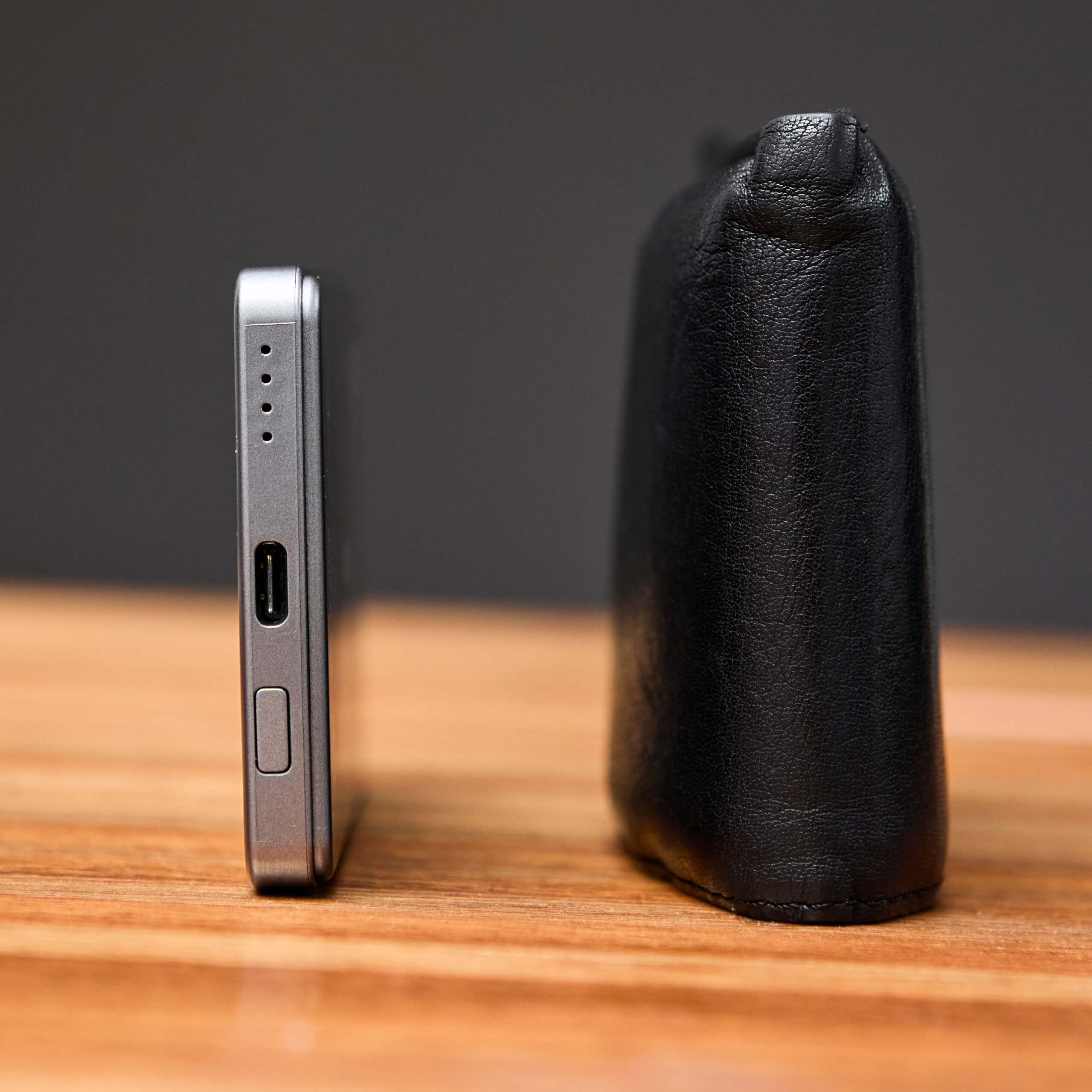 Batería inalámbrica MagPower IEY 5000mAh con diseño compacto, ideal para viajes y uso diario.
