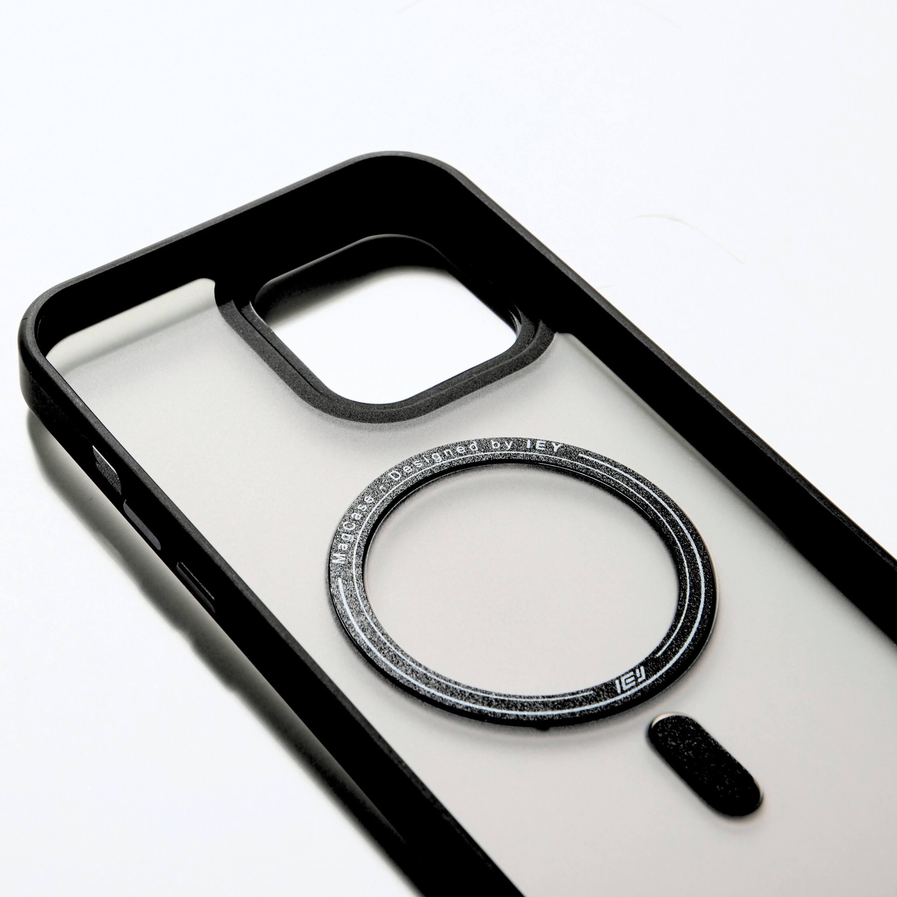 Funda MagSafe transparente mate con bordes negros, aro integrado para carga inalámbrica, vista superior sobre fondo blanco