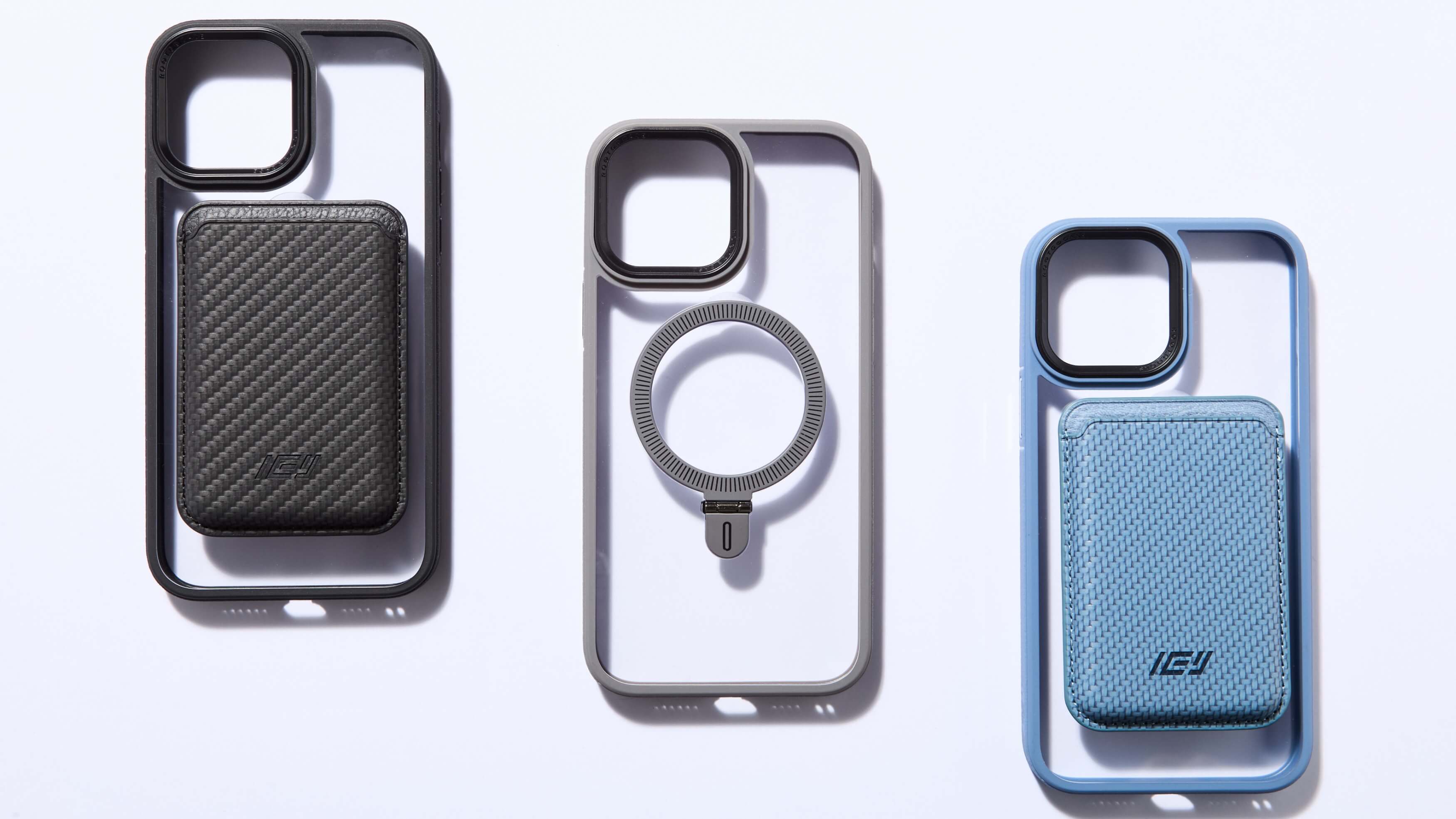 Tres fundas transparentes para iPhone con accesorios MagSafe intercambiables (wallet y anillo), dispuestas en fondo blanco con sombras marcadas.