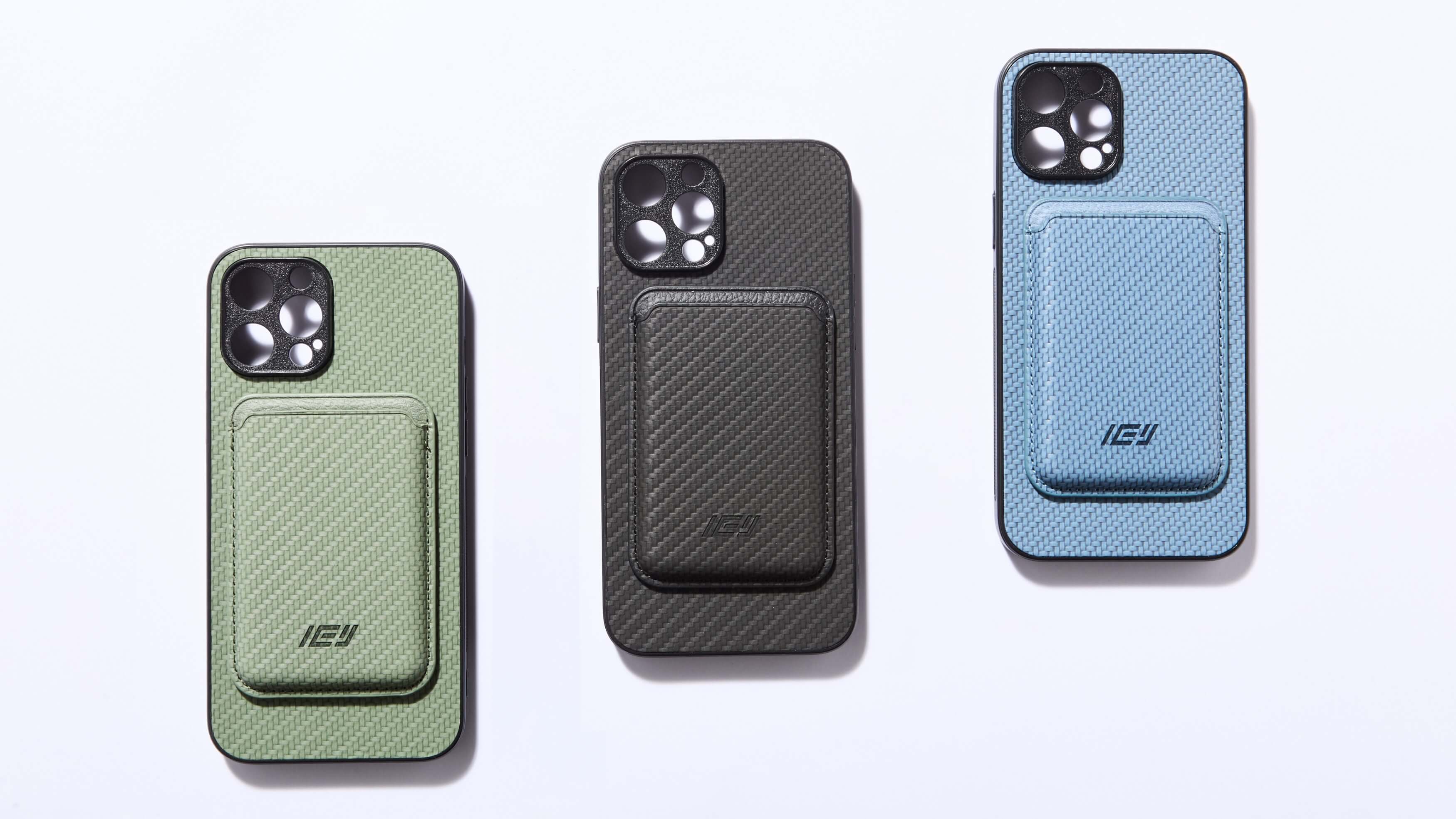 Fundas IEY con billetera MagSafe integradas en colores verde, negro y azul dispuestas en fondo blanco, vista frontal