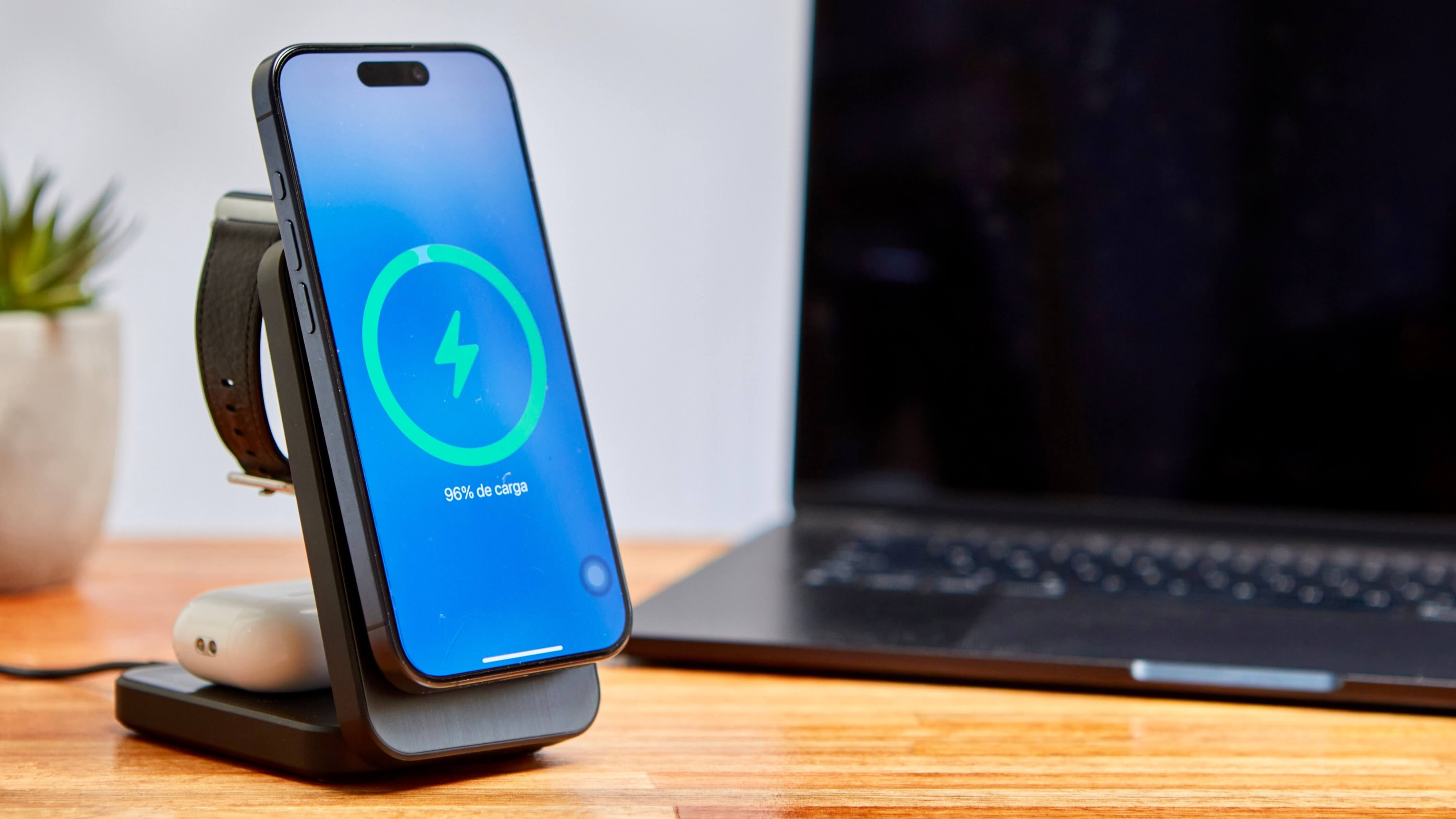 Dock de carga inalámbrica 3 en 1 cargando iPhone, smartwatch y audífonos al mismo tiempo