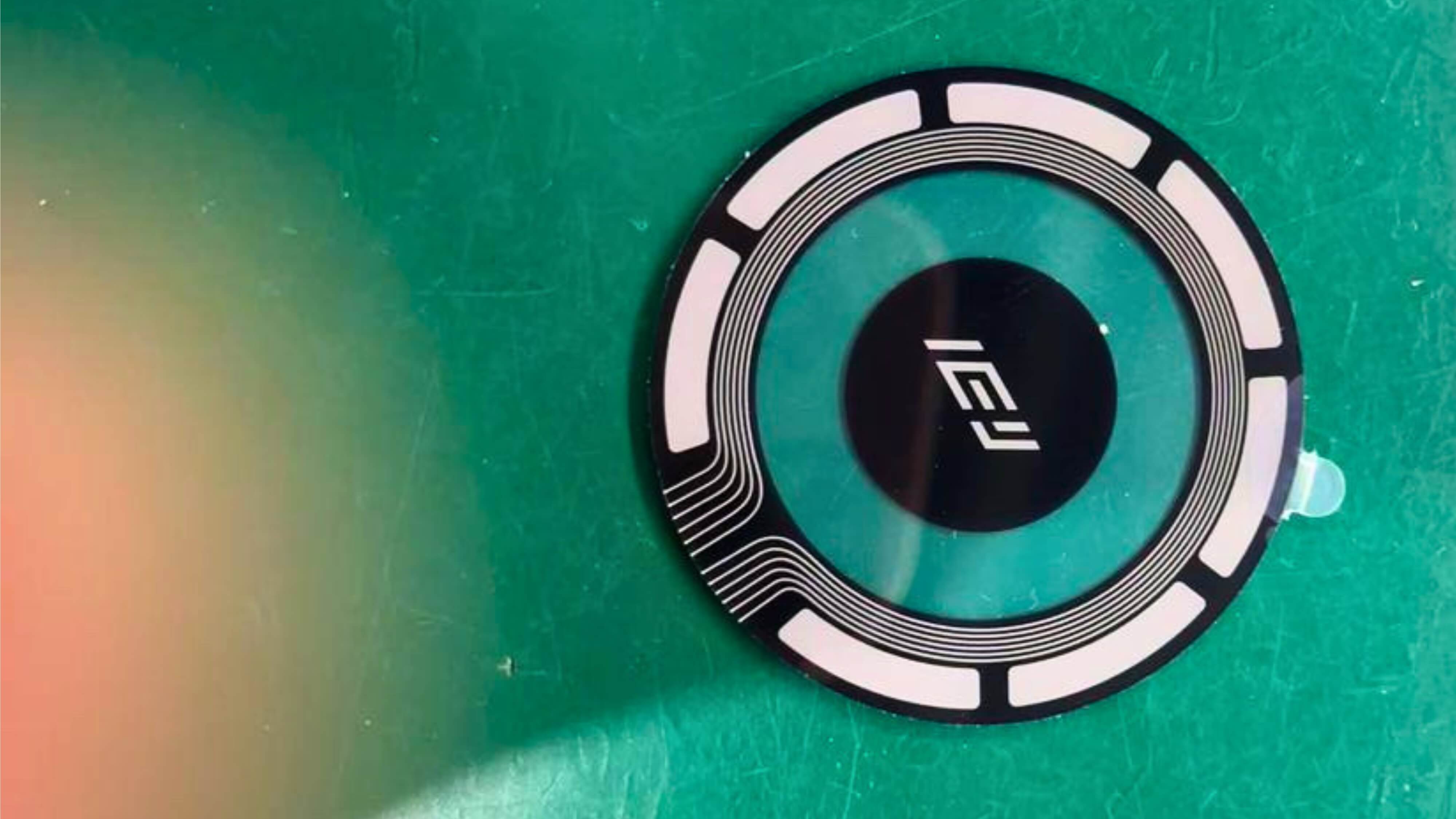 Anillo magnético universal IEY MagRing para compatibilidad con MagSafe, sobre fondo verde de trabajo técnico
