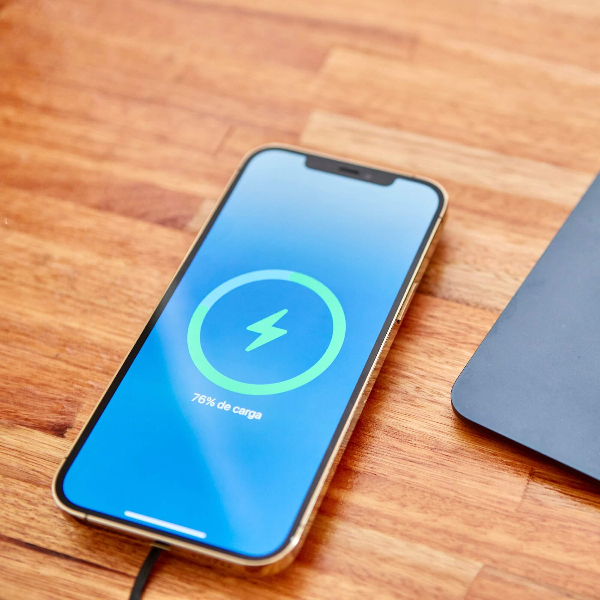 Cargador Inalambrico Plegable en escritorio de IEY Accesorios MagSafe