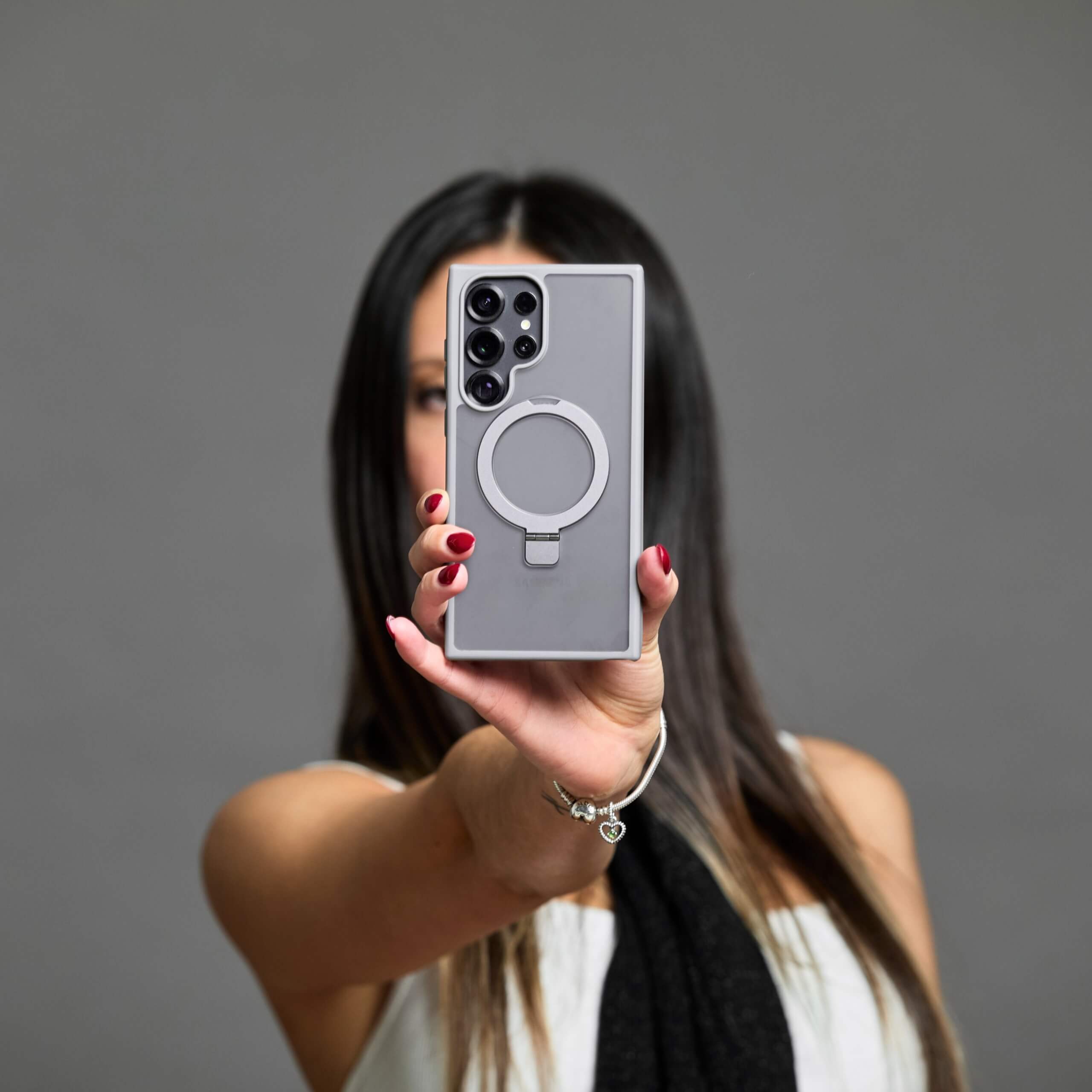 Funda Samsung S25 Ultra color gris con aro magnético, estilo minimalista y soporte plegable