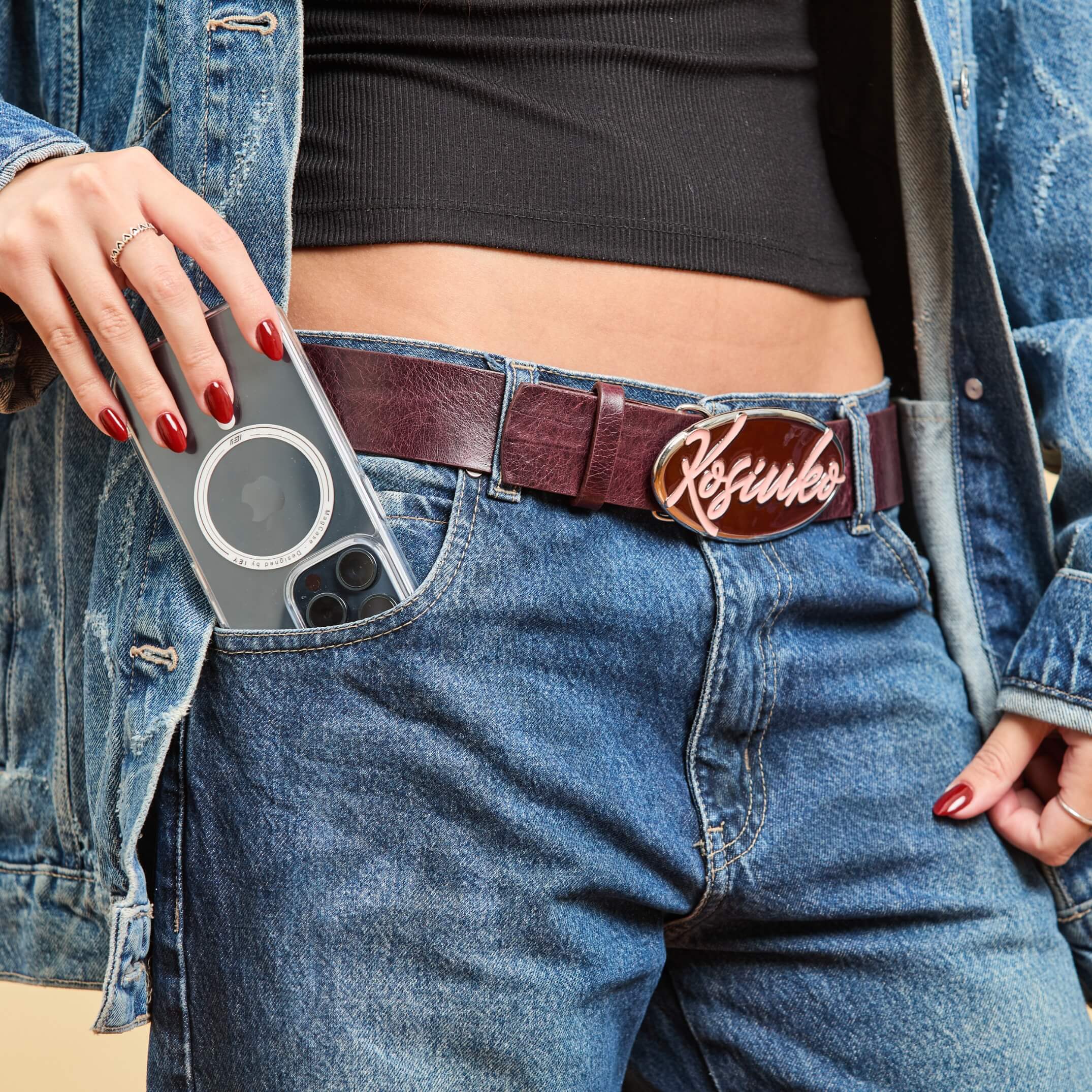 Funda transparente MagSafe colocada en un iPhone, guardado en el bolsillo delantero de un jeans estilo urbano