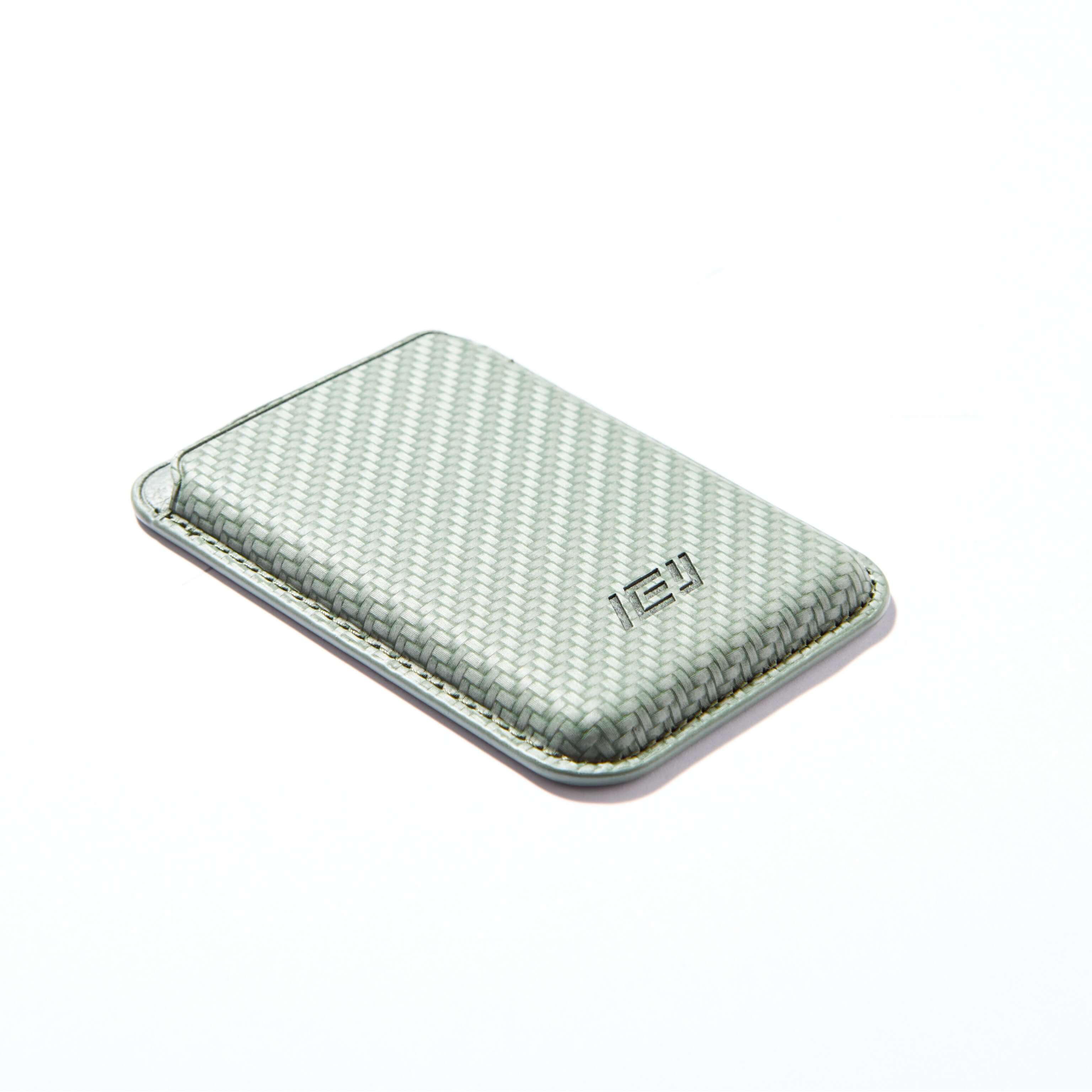 Billetera MagWallet color verde vista inferior. Textura tejida en la cara frontal con logo IEY #color_verde