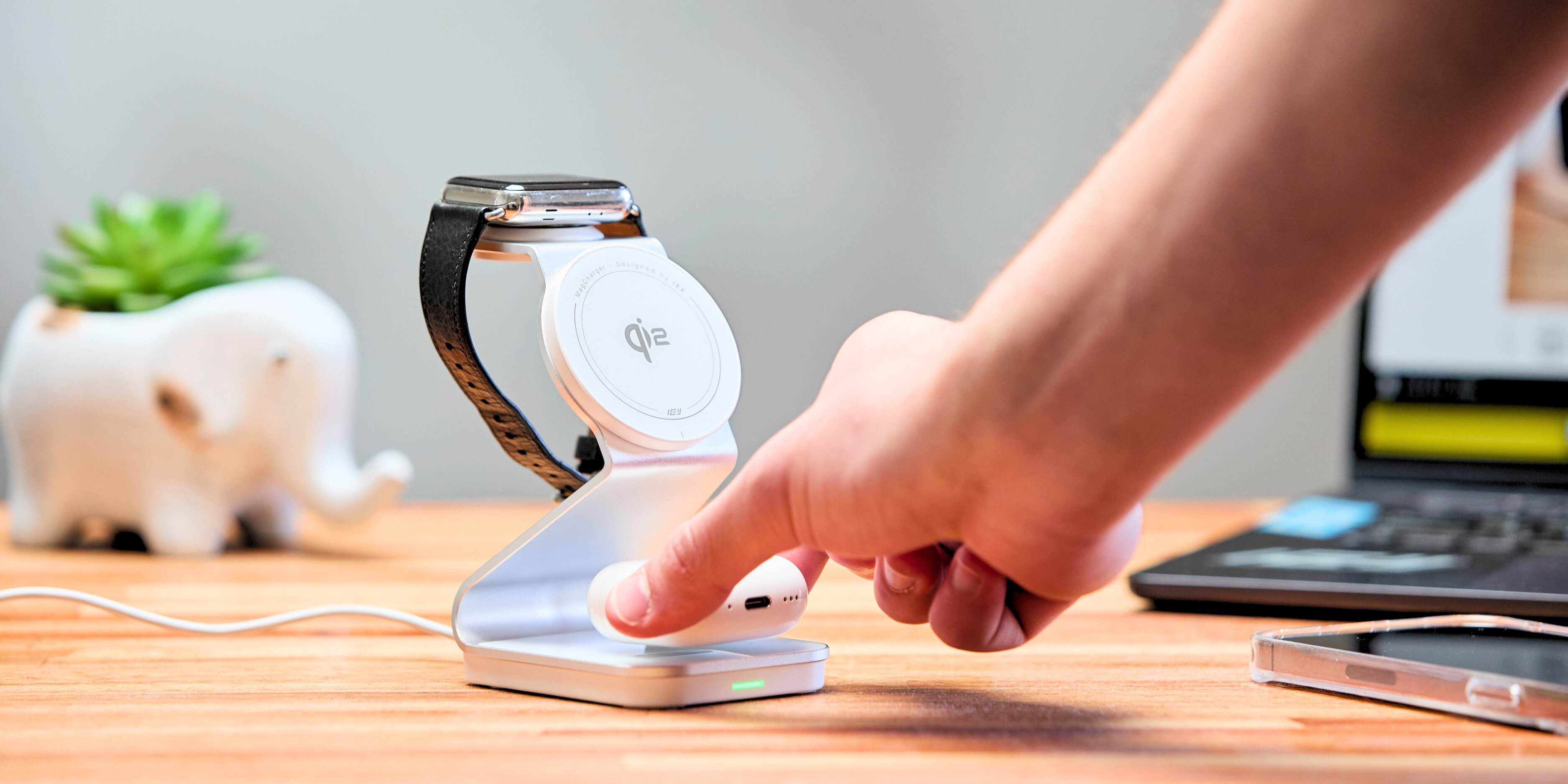 Qi2 no es solo una mejora técnica. Es una forma más precisa, cómoda y moderna de cargar. En esta guía te mostramos qué cambia frente a Qi y MagSafe, y por qué una estación 3 en 1 puede simplificarte la rutina de verdad.