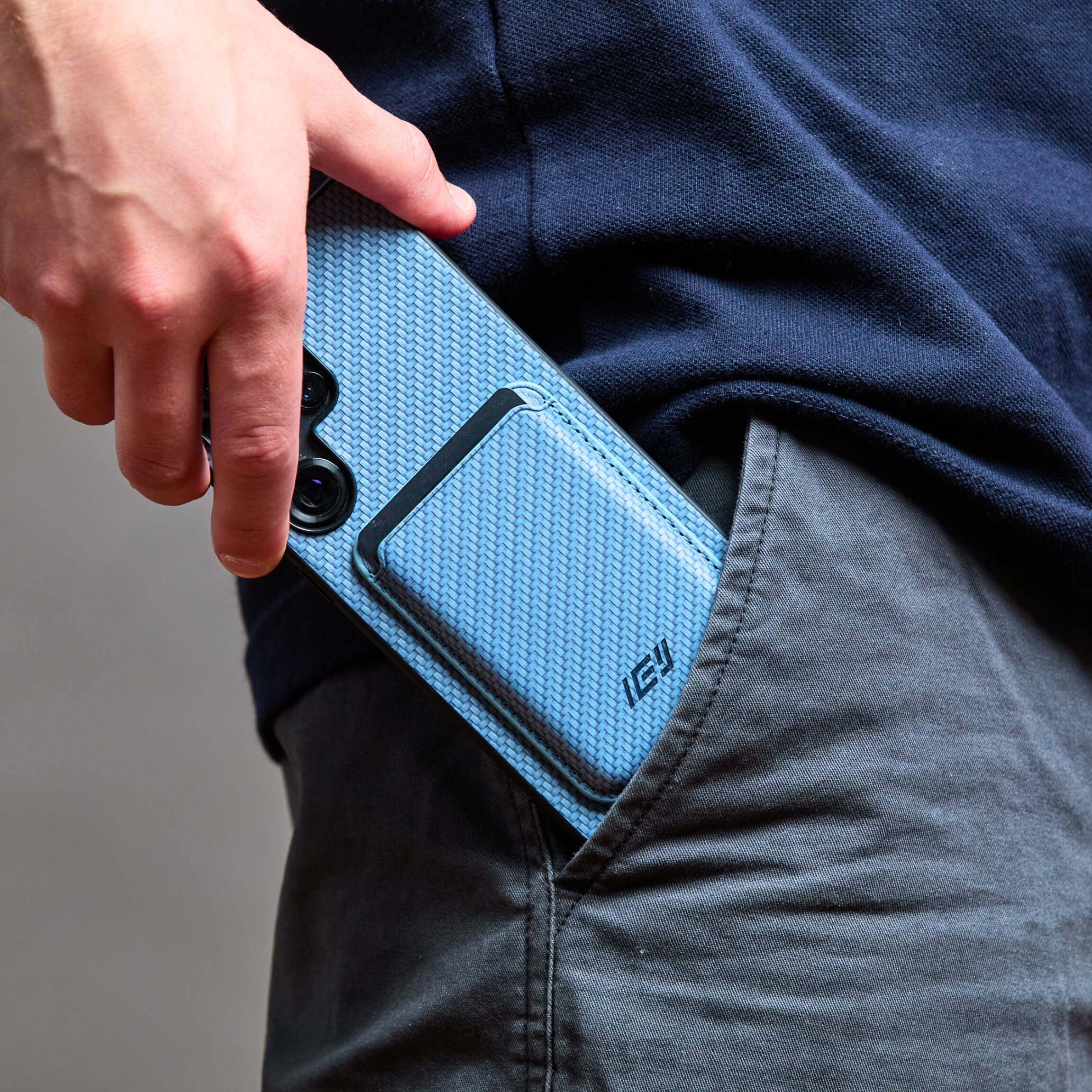 Samsung con funda MagSafe IEY® azul carbon guardado en bolsillo trasero #color_azul