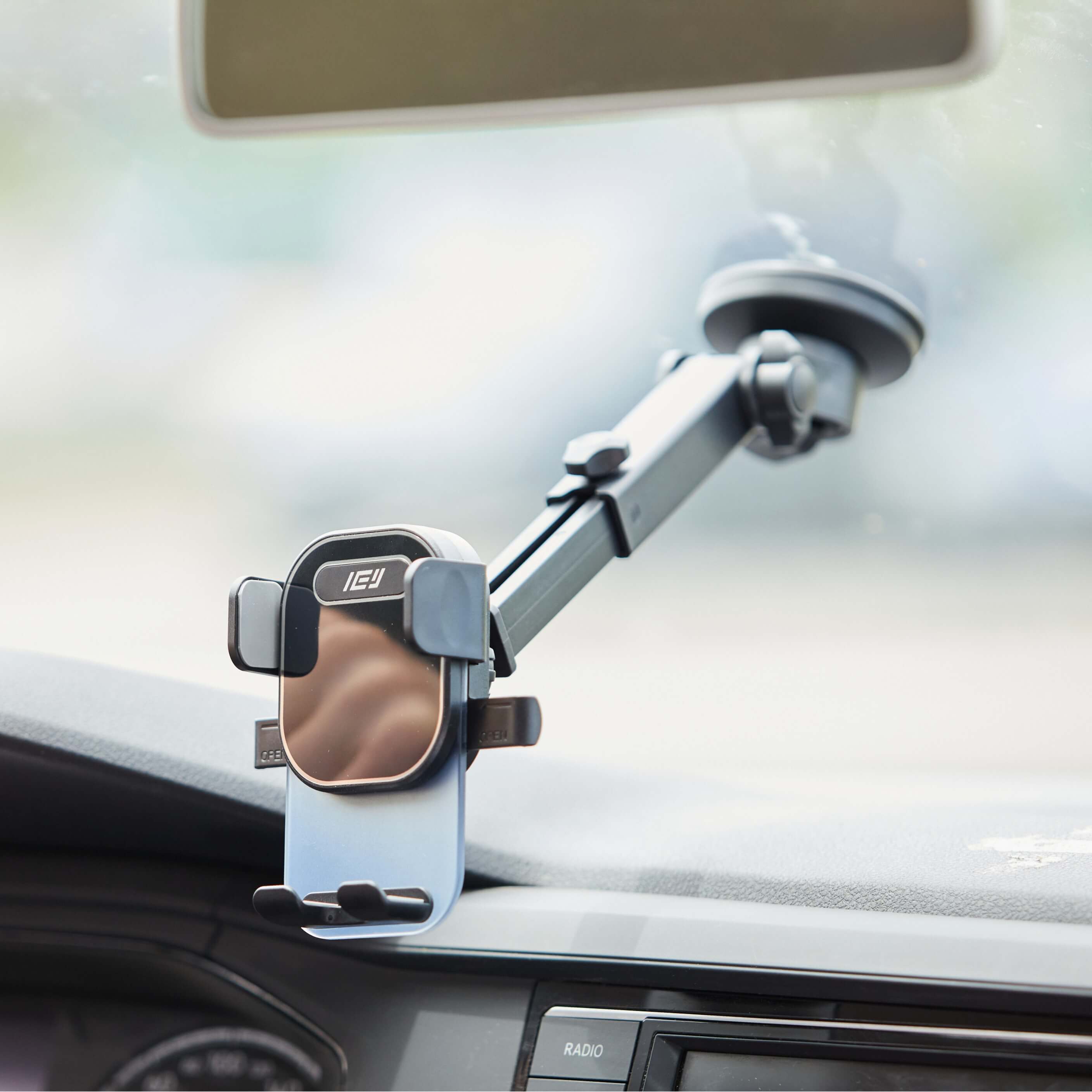 Soporte de Auto con Brazo Extensible IEY fijado en parabrisas, permite visualización cómoda del teléfono mientras manejás
