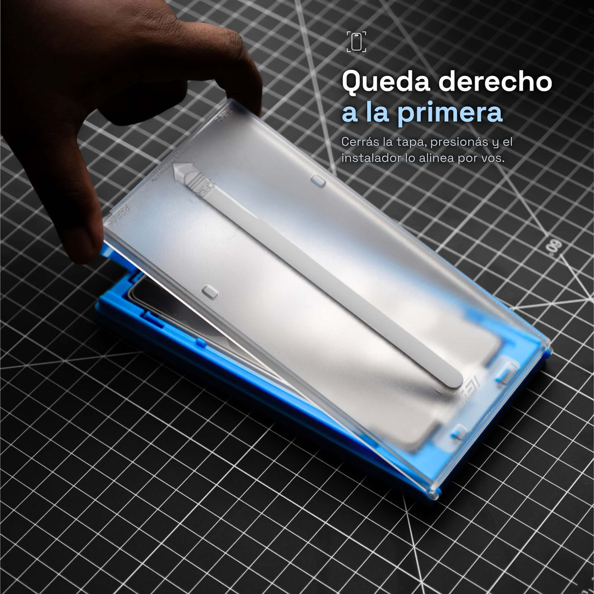 Aplicador guiado ApplyFit™ de IEY® durante la colocación del vidrio templado para iPhone, diseñado para facilitar una alineación precisa.