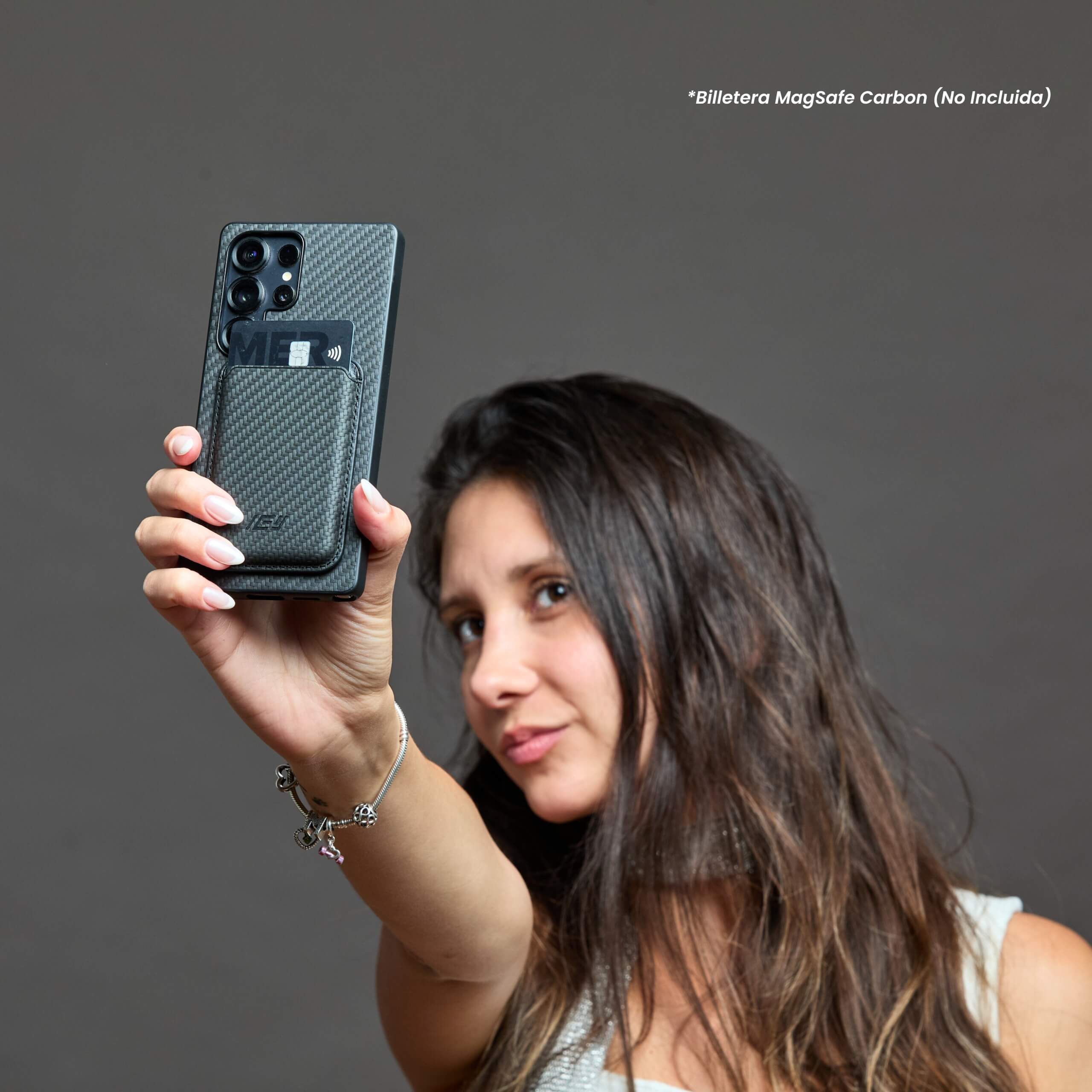 Mujer con Funda MagSafe Samsung y Billetera Carbon #color_negro
