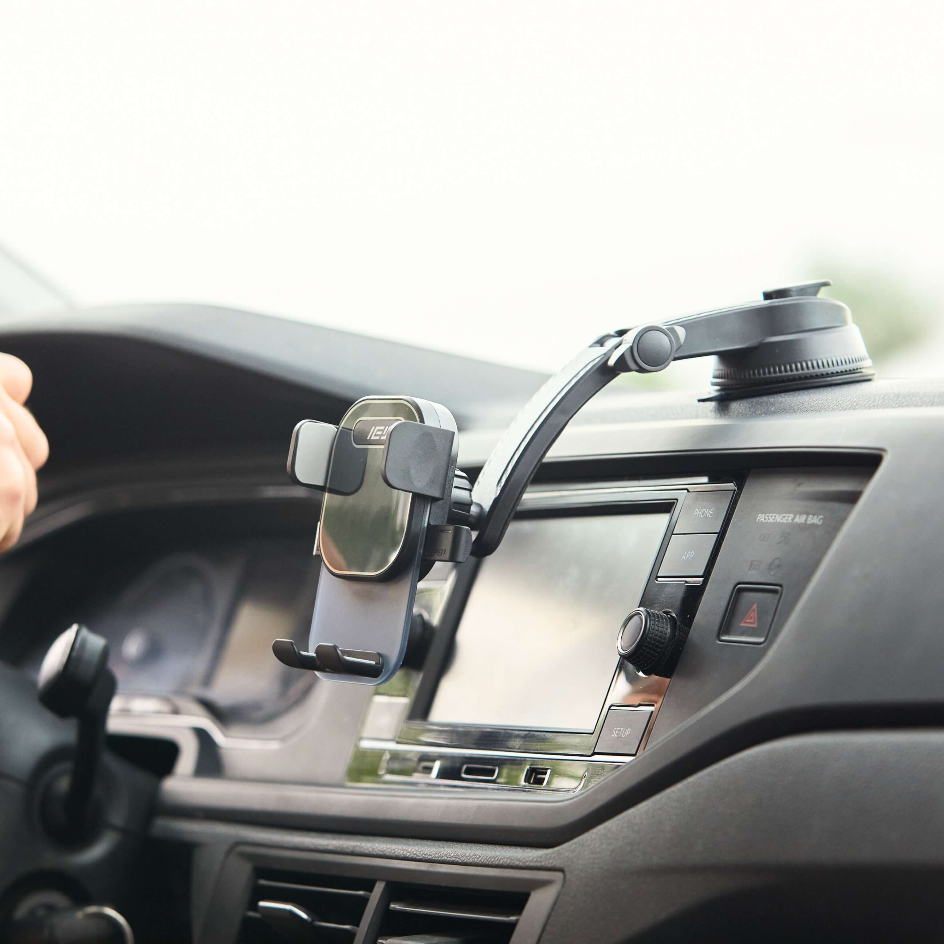 Soporte de Auto con Brazo Extensible IEY fijado en torpedo, permite visualización cómoda del teléfono mientras manejás