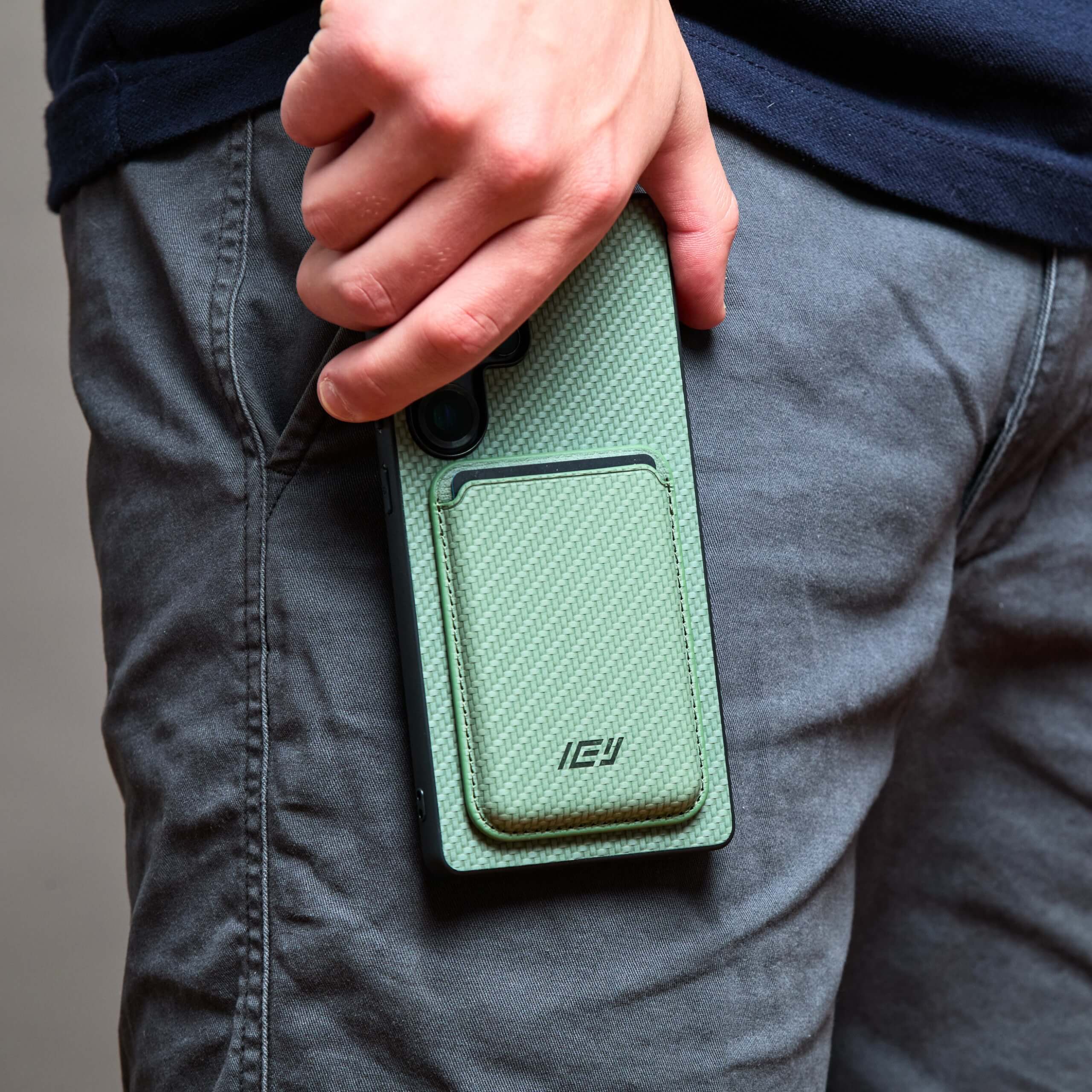 Uso diario de funda MagSafe IEY® verde con billetera magnética en el bolsillo #color_verde